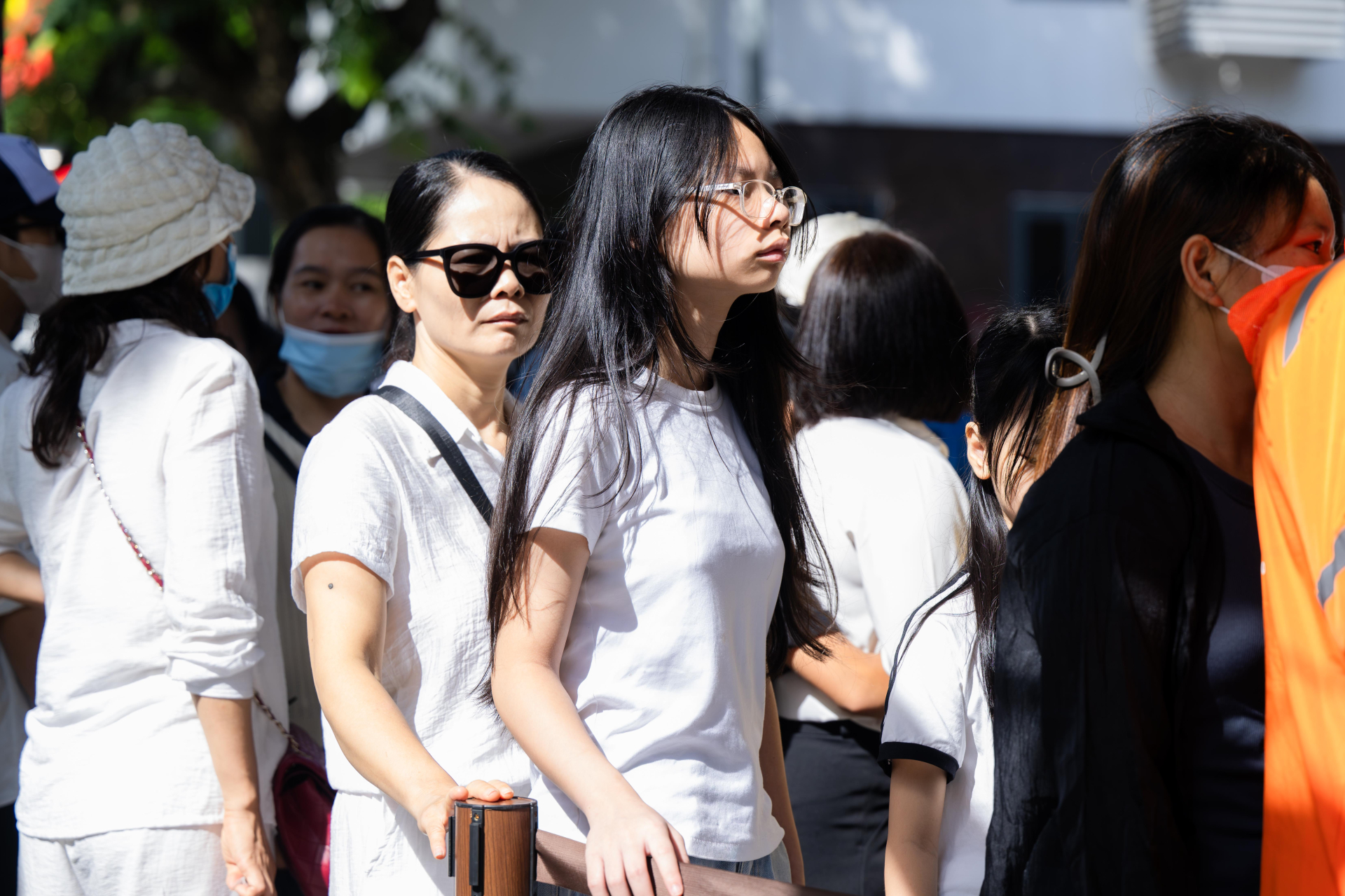 Giới trẻ H&agrave; Nội xếp h&agrave;ng v&agrave;o Lăng B&aacute;c v&agrave; chụp ảnh &aacute;o d&agrave;i b&ecirc;n di t&iacute;ch Nh&agrave; t&ugrave; Hỏa L&ograve; - Ảnh 10.