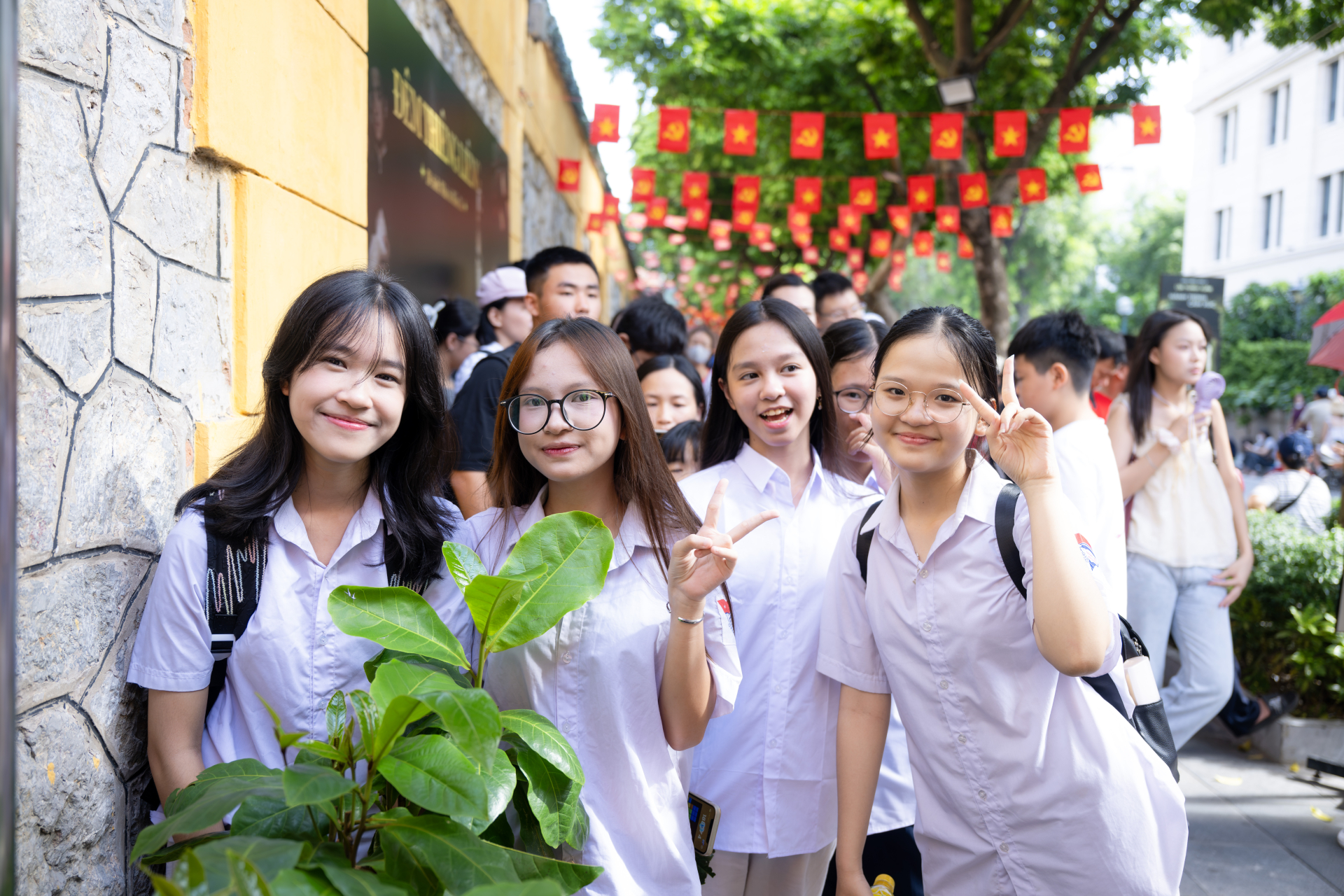 Giới trẻ H&agrave; Nội xếp h&agrave;ng v&agrave;o Lăng B&aacute;c v&agrave; chụp ảnh &aacute;o d&agrave;i b&ecirc;n di t&iacute;ch Nh&agrave; t&ugrave; Hỏa L&ograve; - Ảnh 14.