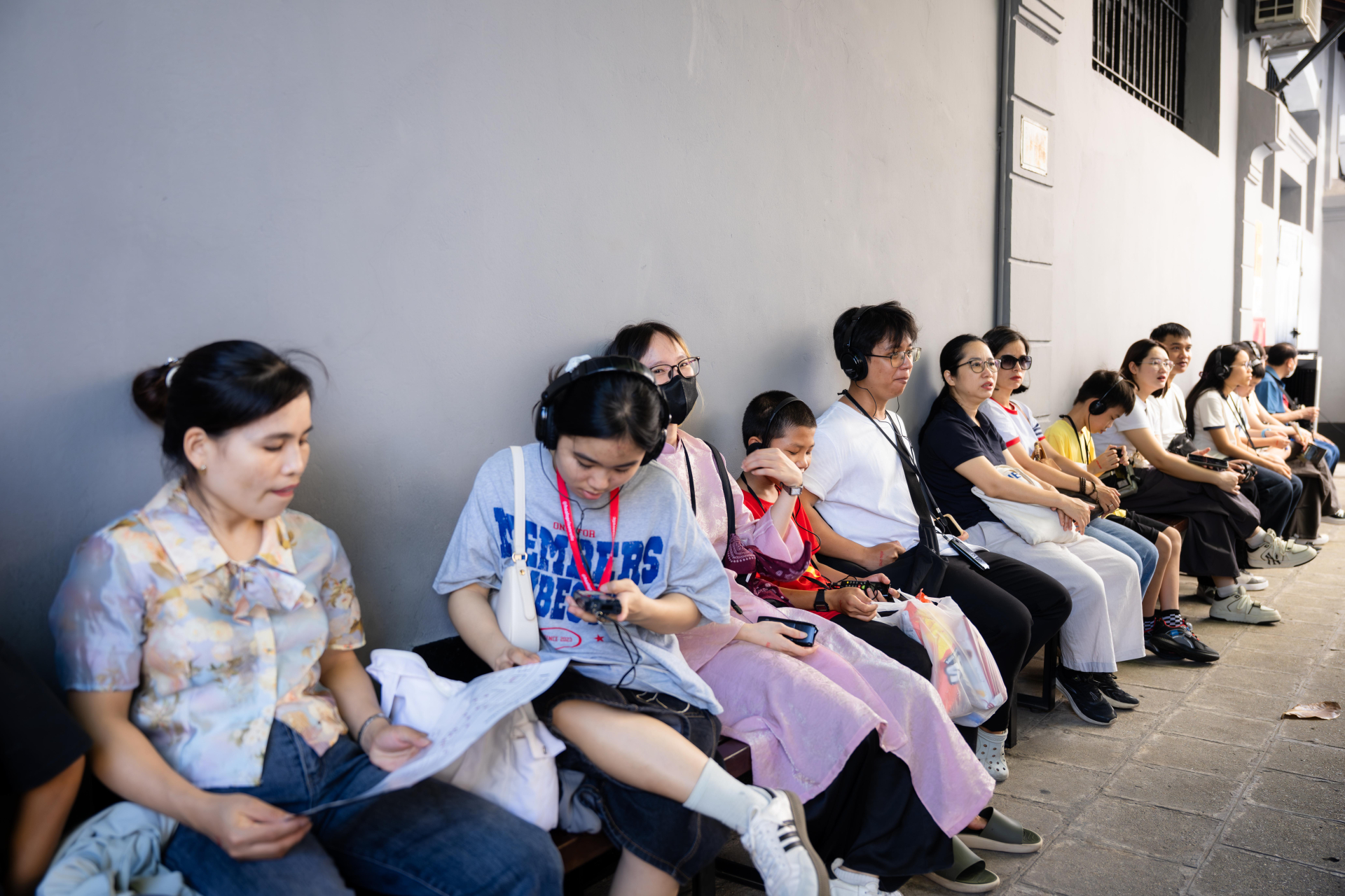 Giới trẻ H&agrave; Nội xếp h&agrave;ng v&agrave;o Lăng B&aacute;c v&agrave; chụp ảnh &aacute;o d&agrave;i b&ecirc;n di t&iacute;ch Nh&agrave; t&ugrave; Hỏa L&ograve; - Ảnh 21.