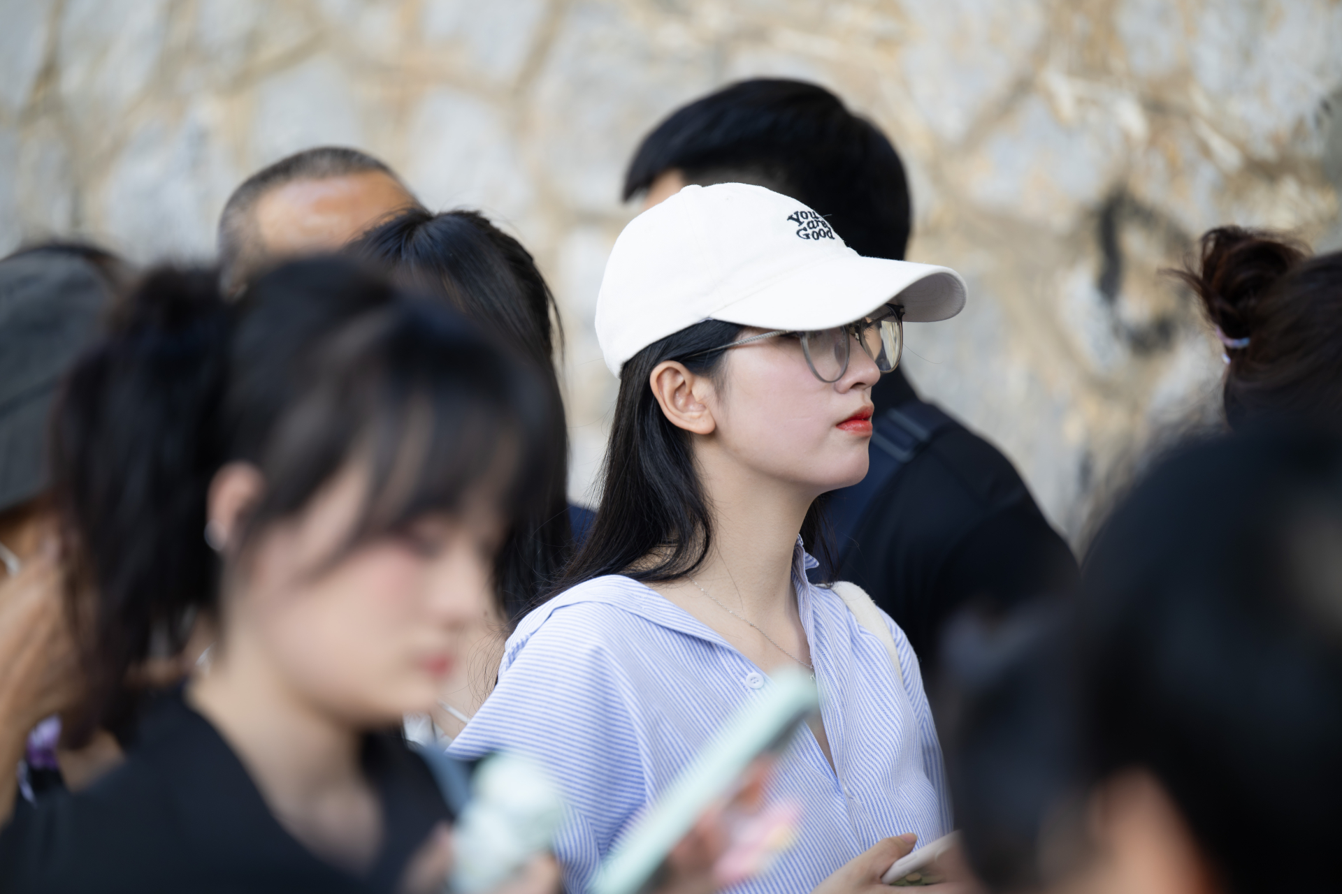 Giới trẻ H&agrave; Nội xếp h&agrave;ng v&agrave;o Lăng B&aacute;c v&agrave; chụp ảnh &aacute;o d&agrave;i b&ecirc;n di t&iacute;ch Nh&agrave; t&ugrave; Hỏa L&ograve; - Ảnh 13.