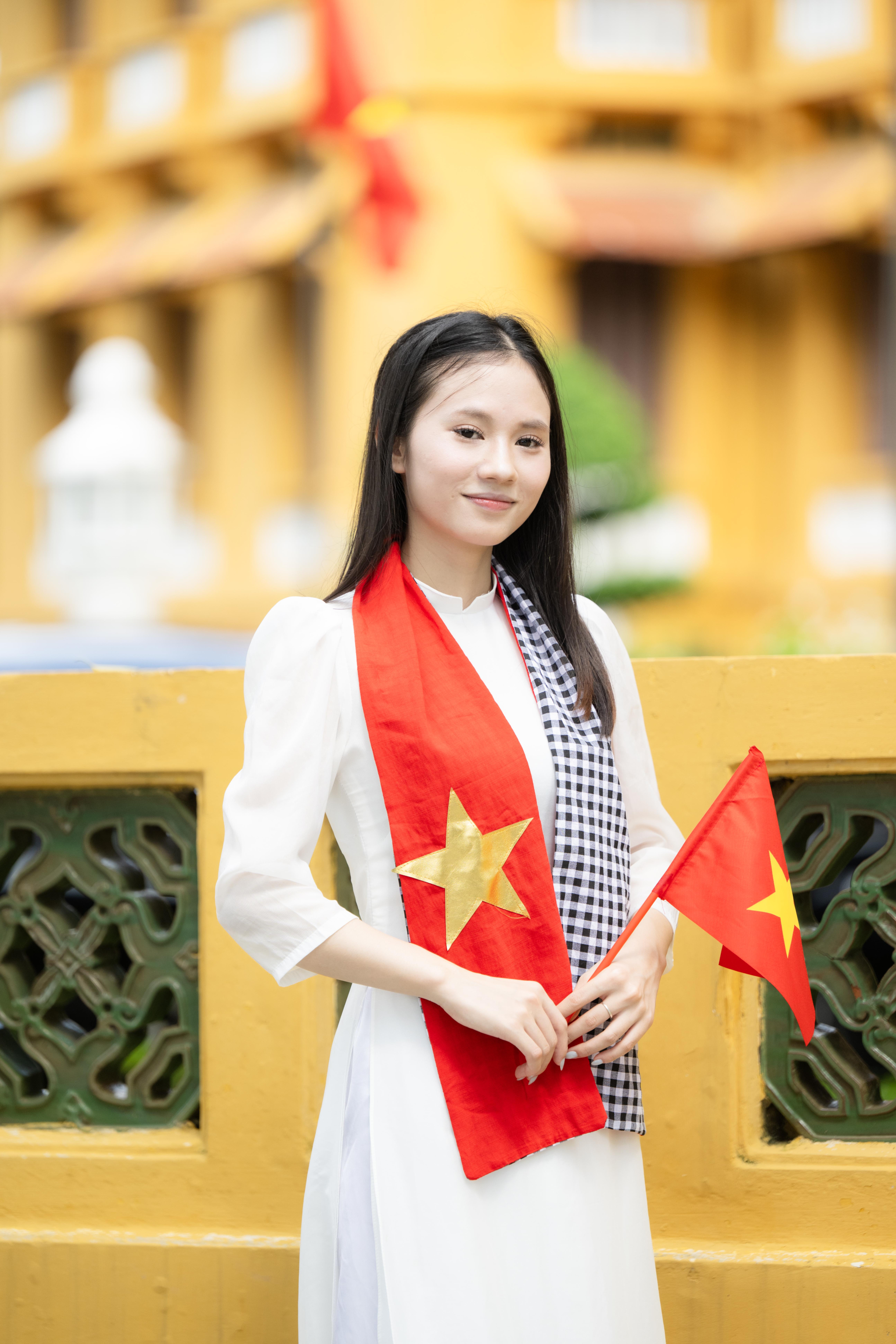 Giới trẻ H&agrave; Nội xếp h&agrave;ng v&agrave;o Lăng B&aacute;c v&agrave; chụp ảnh &aacute;o d&agrave;i b&ecirc;n di t&iacute;ch Nh&agrave; t&ugrave; Hỏa L&ograve; - Ảnh 5.