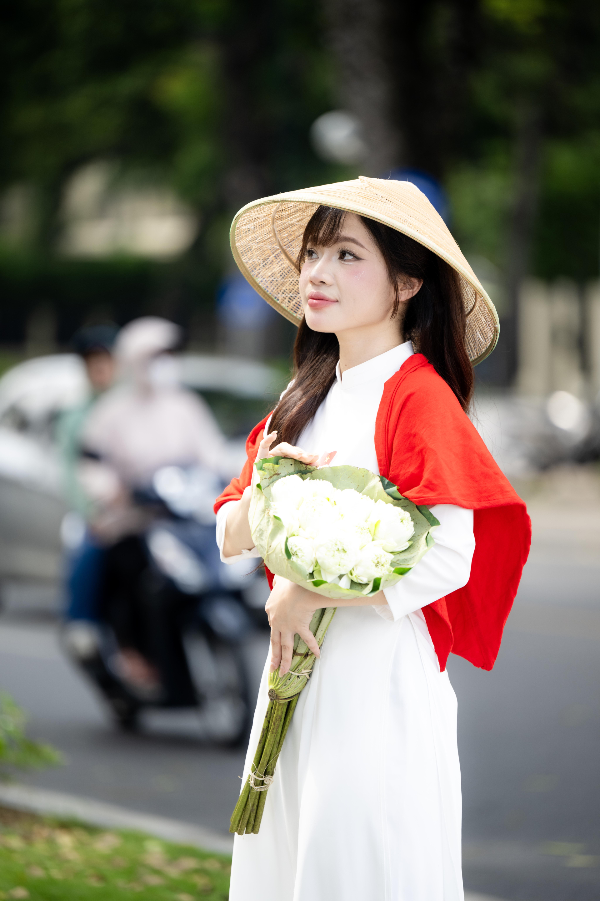 Giới trẻ H&agrave; Nội xếp h&agrave;ng v&agrave;o Lăng B&aacute;c v&agrave; chụp ảnh &aacute;o d&agrave;i b&ecirc;n di t&iacute;ch Nh&agrave; t&ugrave; Hỏa L&ograve; - Ảnh 6.