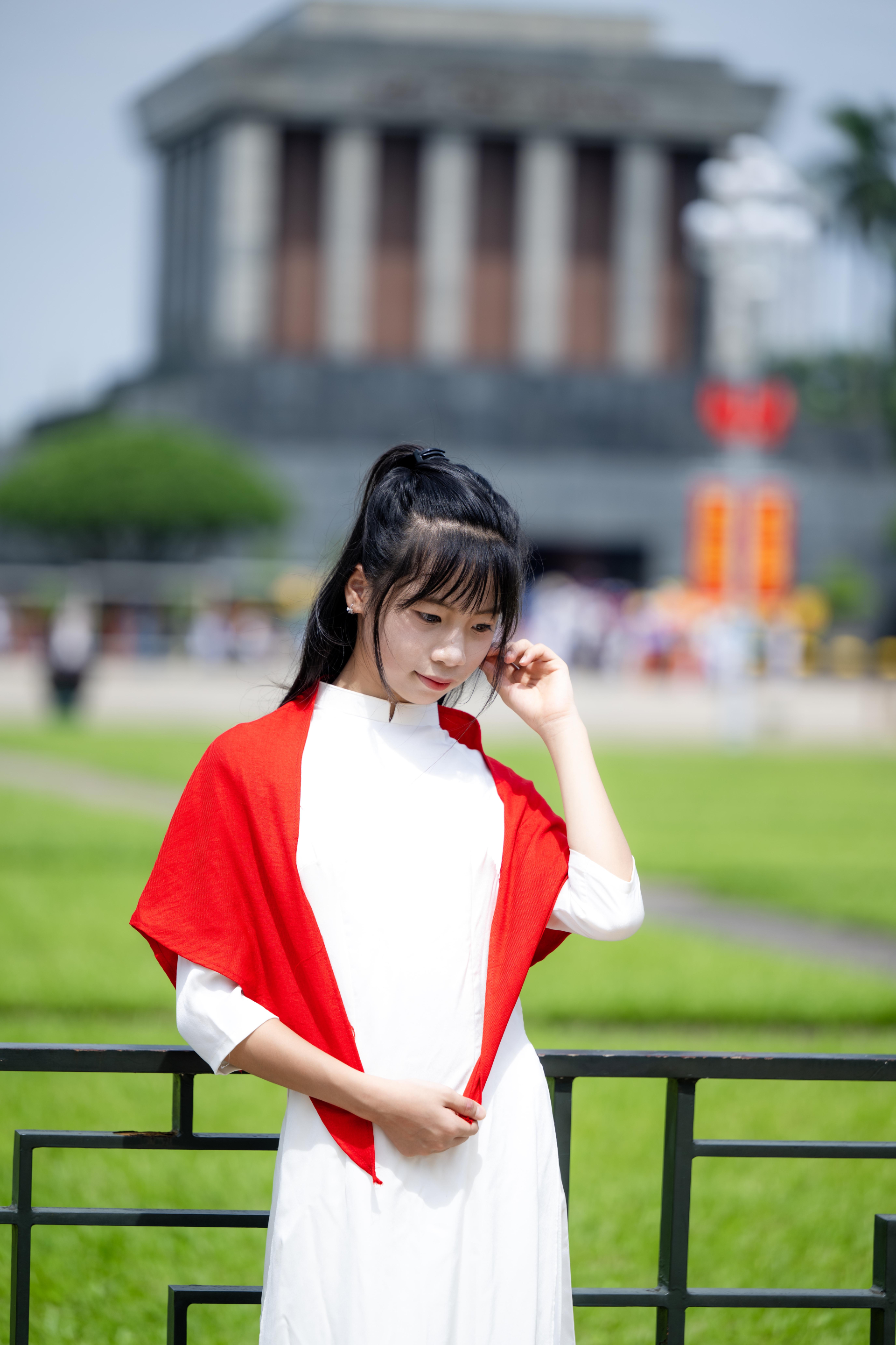 Giới trẻ H&agrave; Nội xếp h&agrave;ng v&agrave;o Lăng B&aacute;c v&agrave; chụp ảnh &aacute;o d&agrave;i b&ecirc;n di t&iacute;ch Nh&agrave; t&ugrave; Hỏa L&ograve; - Ảnh 7.