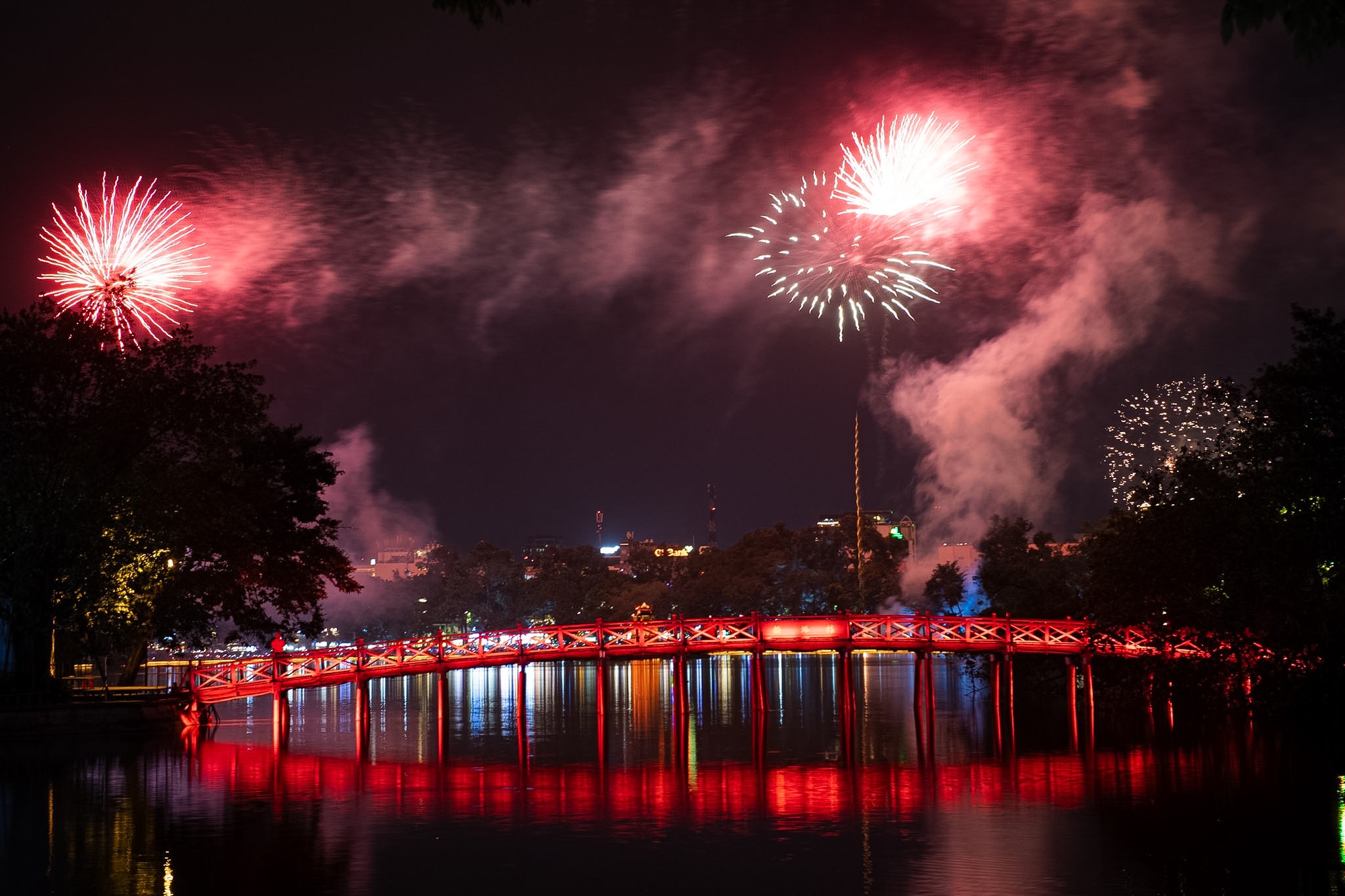 Ph&aacute;o hoa rực s&aacute;ng H&agrave; Nội v&agrave; TP . HCM mừng Quốc kh&aacute;nh 2 / 9 năm 2026 - Ảnh 1.