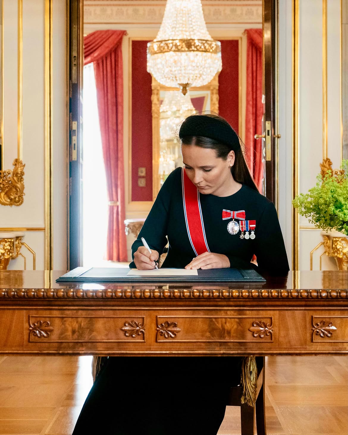 C&ocirc;ng ch&uacute;a Ingrid Alexandra l&agrave;m n&ecirc;n lịch sử Ho&agrave;ng gia Na Uy ở tuổi 22: Lần đầu ti&ecirc;n người thừa kế ngai v&agrave;ng tuy&ecirc;n thệ c&ugrave;ng Quốc vương- Ảnh 7.