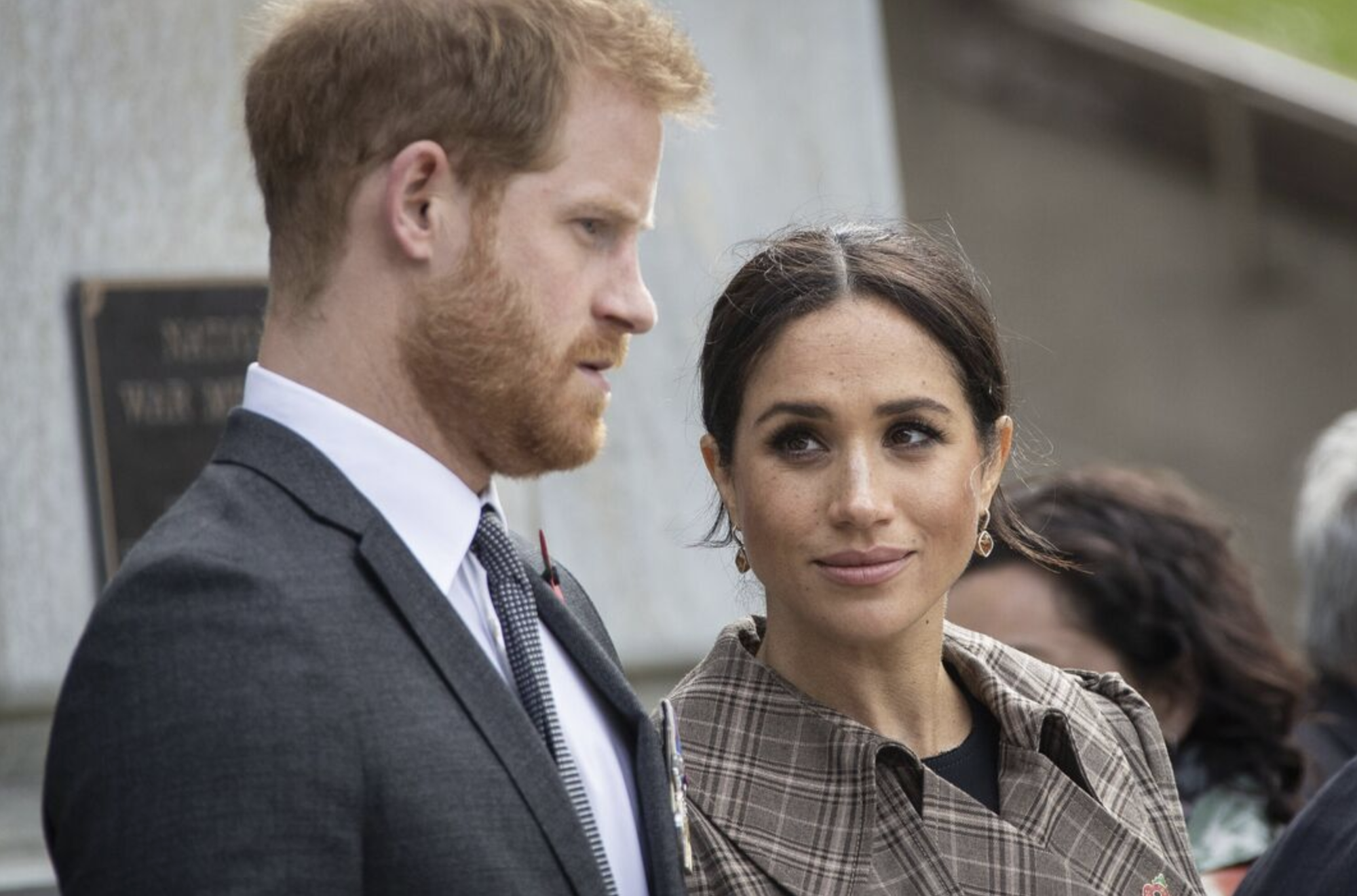H&agrave;ng x&oacute;m mới nổi tiếng của Harry v&agrave; Meghan l&ecirc;n tiếng: Gọi Meghan bằng biệt danh g&acirc;y sốc, khuy&ecirc;n cặp đ&ocirc;i 