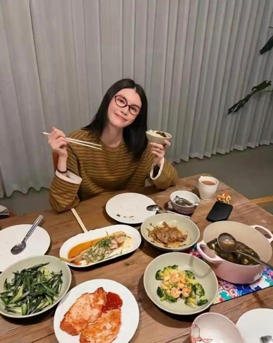 Cơm nh&agrave; n&agrave;ng thơ H.T. v&agrave; chồng chủ tịch nổi tiếng showbiz - Ảnh 4.