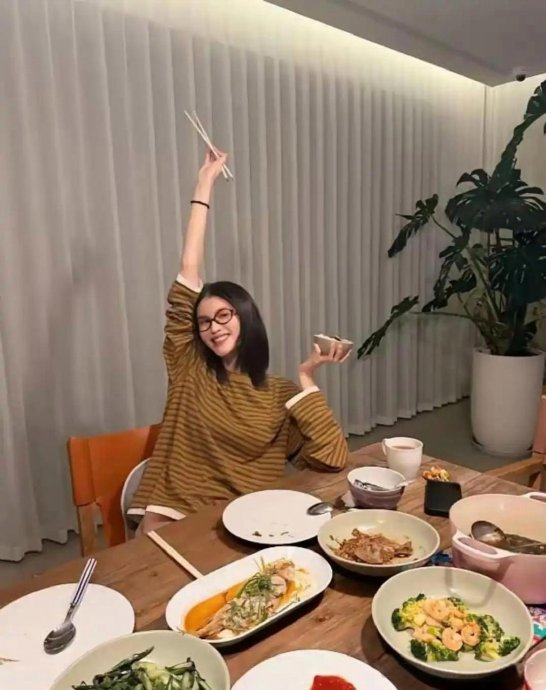 Cơm nh&agrave; n&agrave;ng thơ H.T. v&agrave; chồng chủ tịch nổi tiếng showbiz - Ảnh 3.