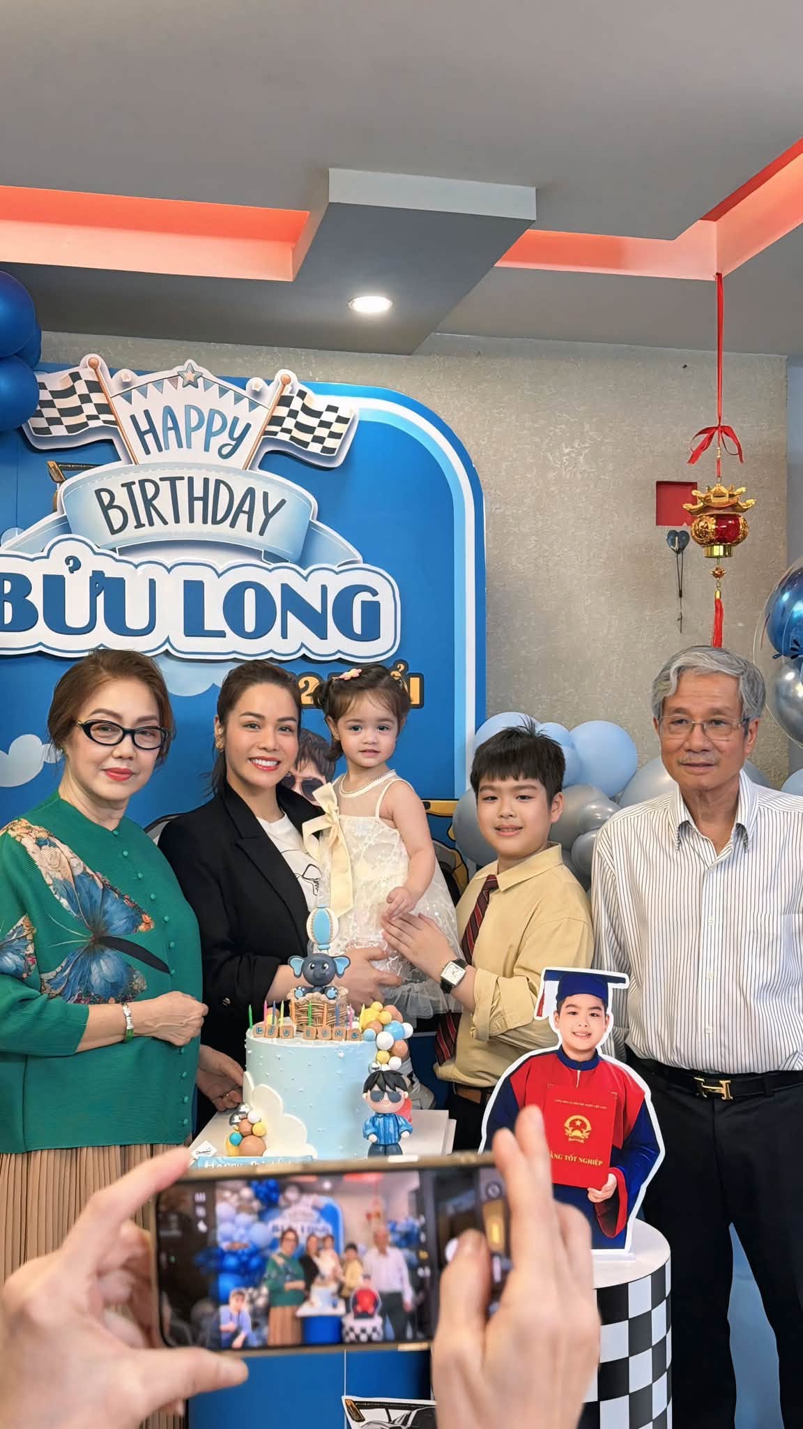 Con trai Nhật Kim Anh cao lớn lại điển trai, gây sốt với khoảnh khắc chụp ảnh cùng Đình Bắc - Ảnh 1.