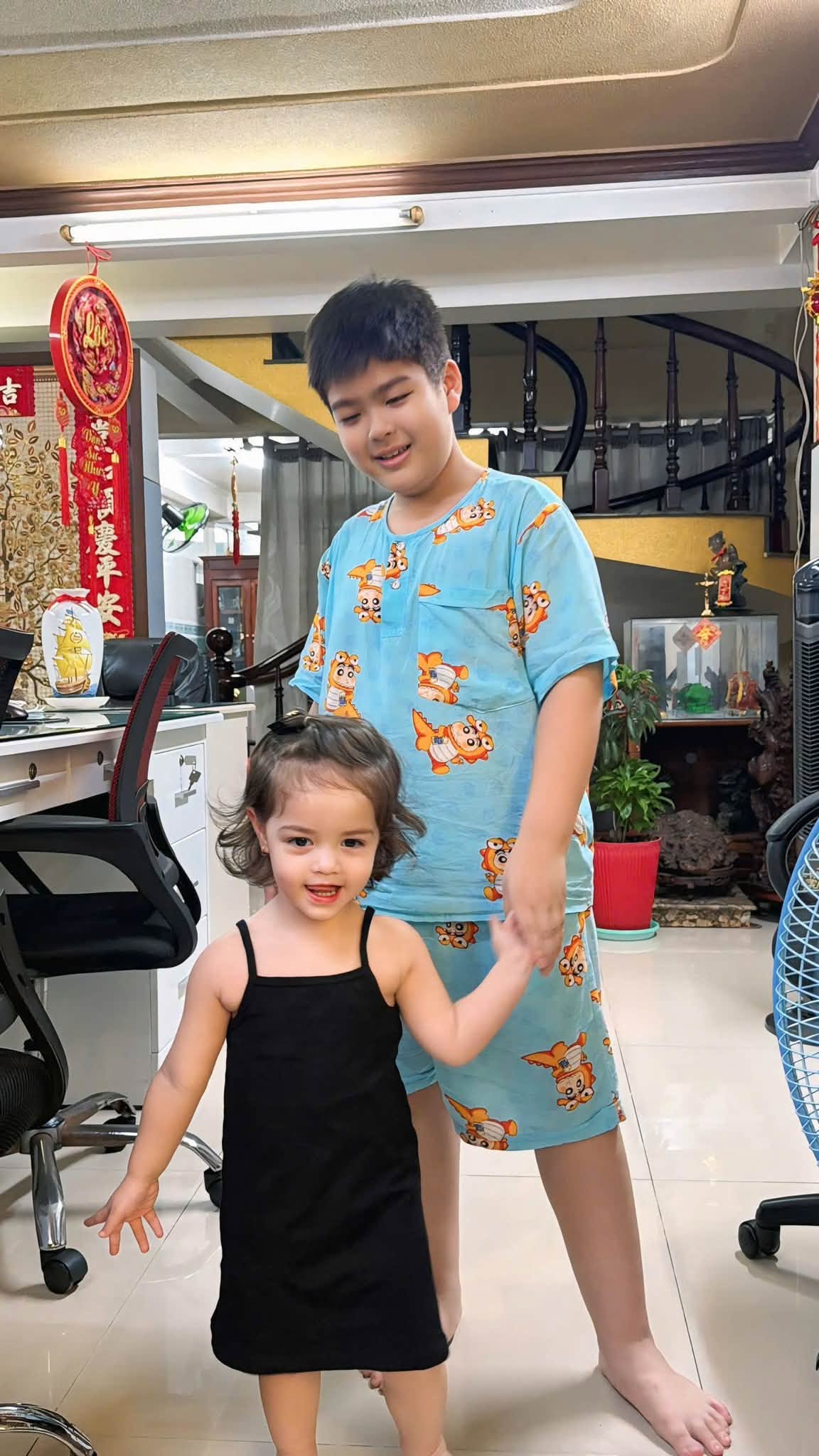 Con trai Nhật Kim Anh cao lớn lại điển trai, gây sốt với khoảnh khắc chụp ảnh cùng Đình Bắc - Ảnh 6.