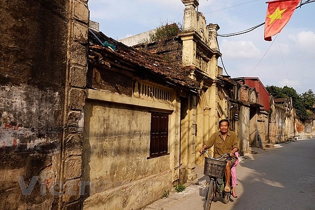Kh&aacute;m ph&aacute; ng&ocirc;i l&agrave;ng hơn 500 năm tuổi gần H&agrave; Nội với biệt thự kiến tr&uacute;c &Aacute; - &Acirc;u - Ảnh 5.