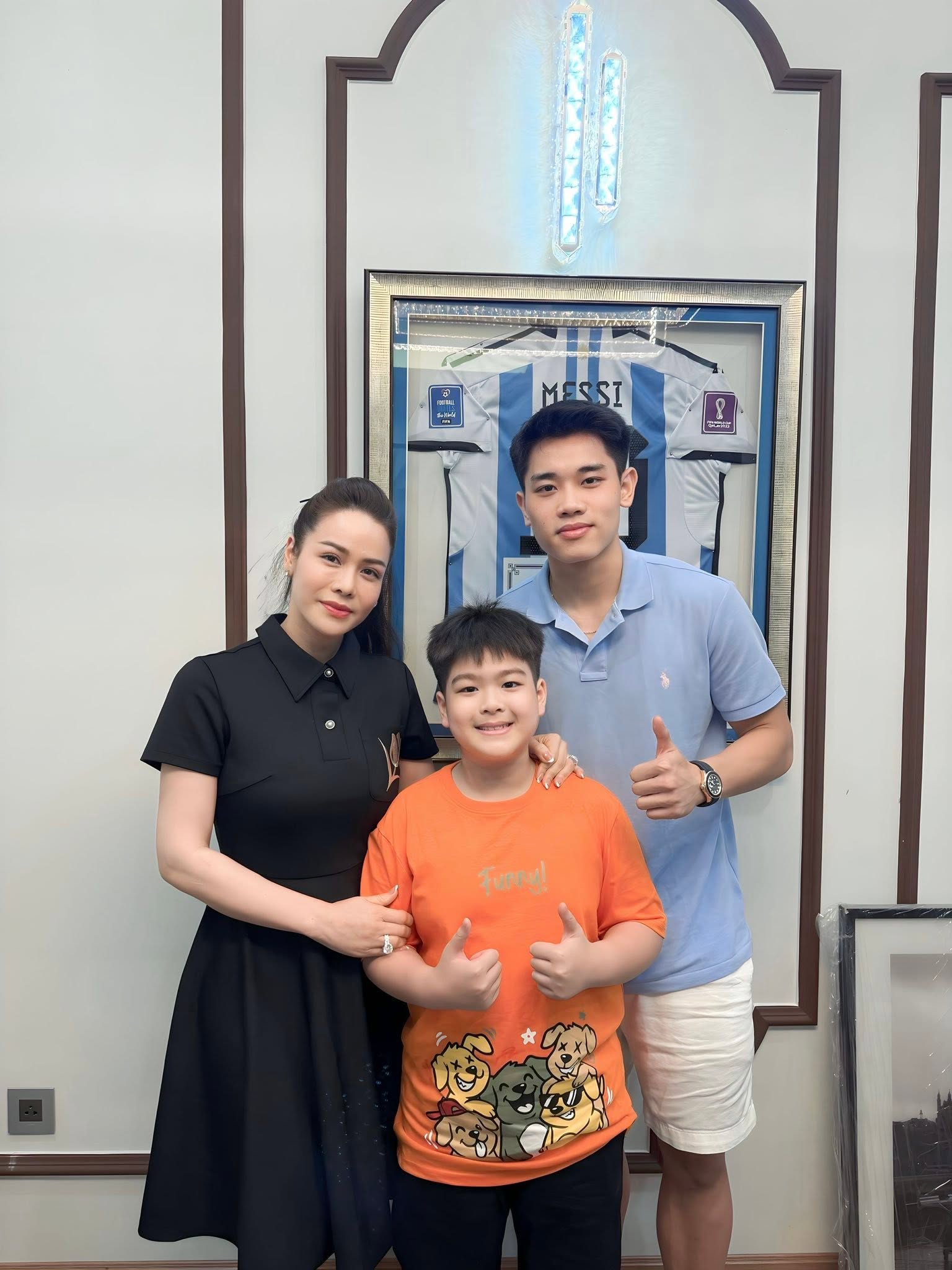 Con trai Nhật Kim Anh cao lớn lại điển trai, gây sốt với khoảnh khắc chụp ảnh cùng Đình Bắc - Ảnh 9.