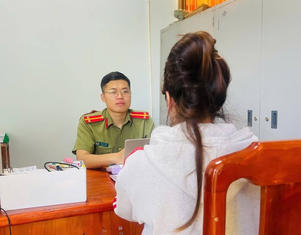 C&ocirc;ng an phường Phượng Sơn mời người phụ nữ về việc s&aacute;ch gi&aacute;o khoa v&agrave; th&ocirc;ng tin sai lệch - Ảnh 2.