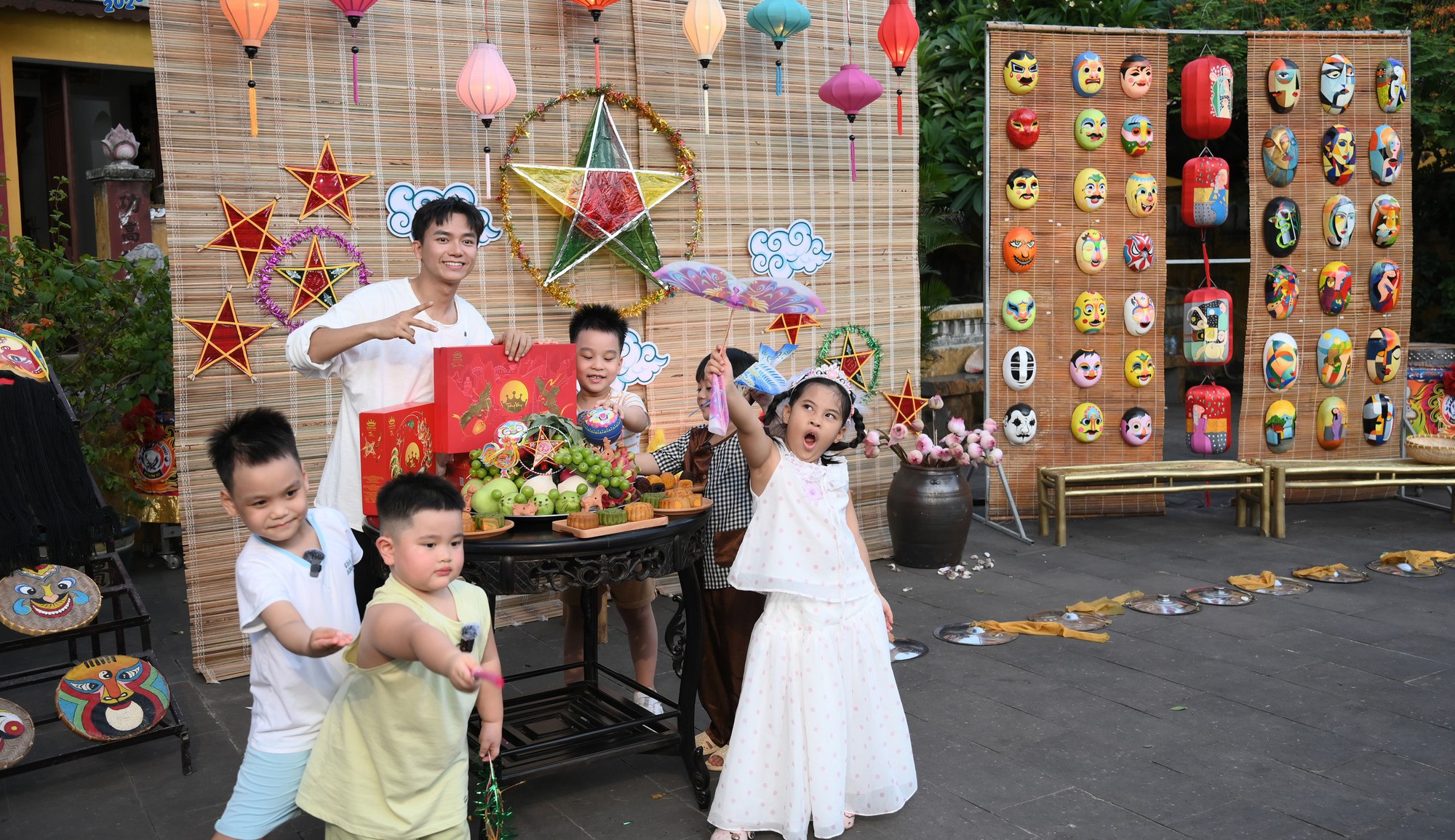 Tập 4 Bố Ơi: Bùi Công Nam lần đầu làm “bố” của 5 đứa trẻ, cùng dàn sao lăn xả đón Trung thu ở Hội An- Ảnh 2.