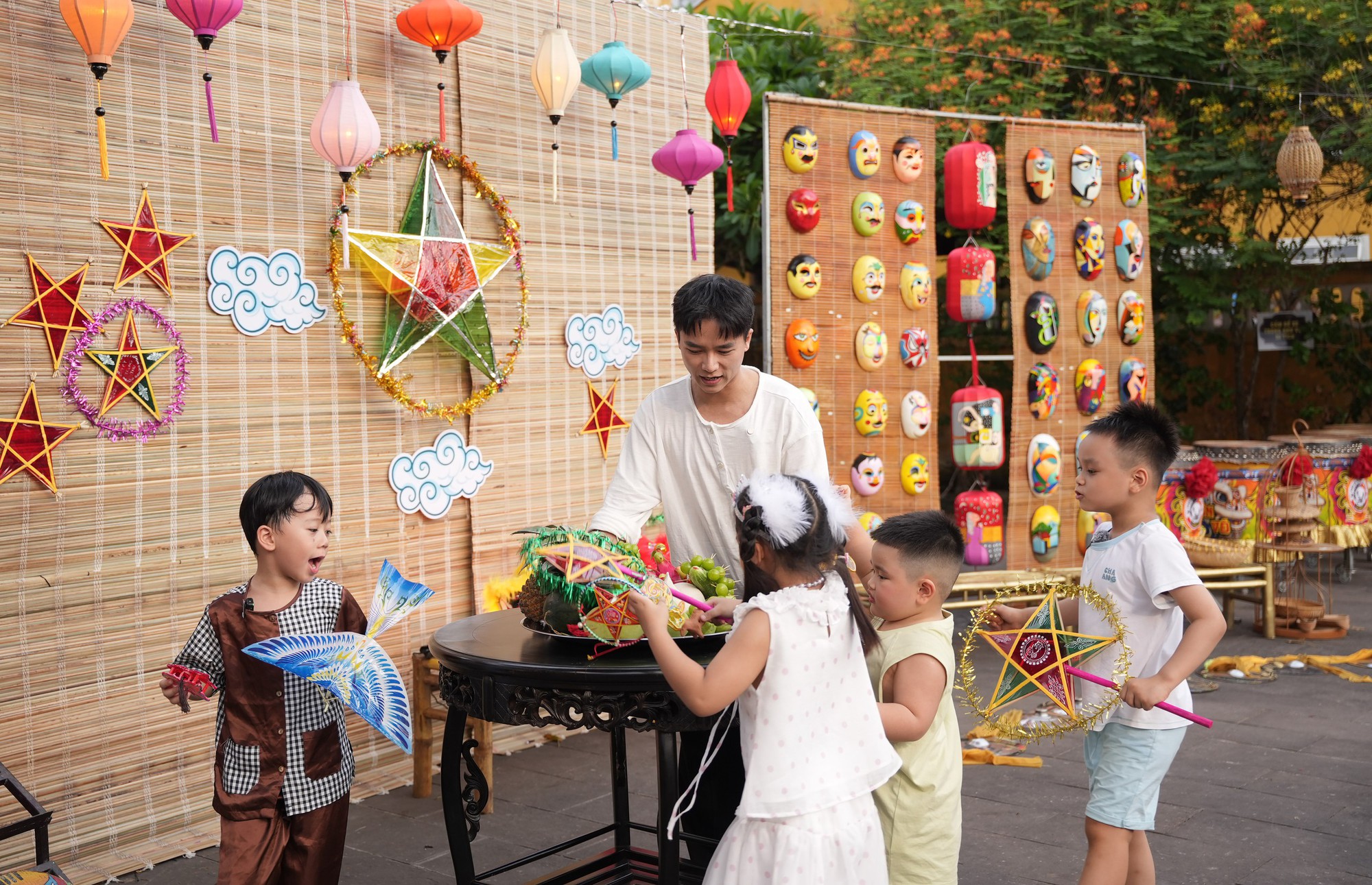 Tập 4 Bố Ơi: Bùi Công Nam lần đầu làm “bố” của 5 đứa trẻ, cùng dàn sao lăn xả đón Trung thu ở Hội An- Ảnh 1.