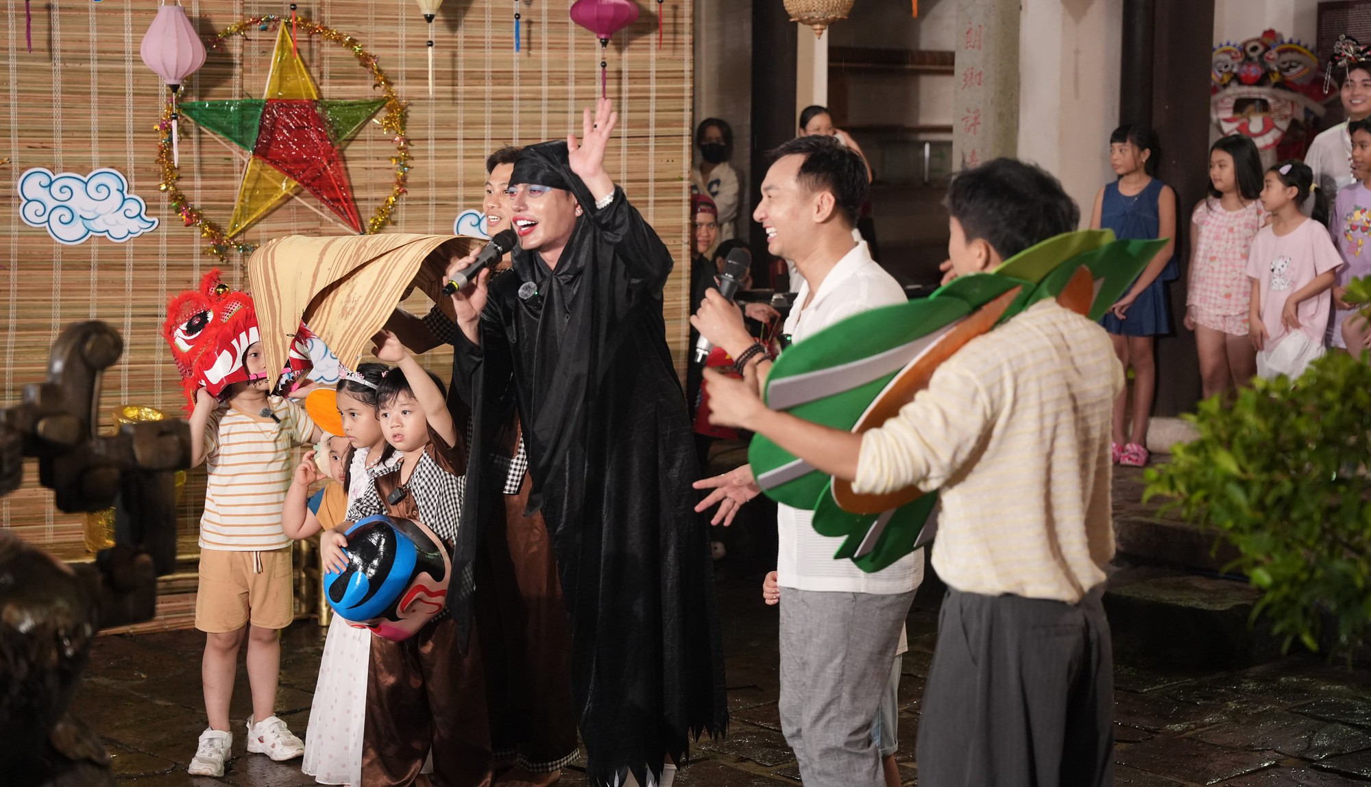 Tập 4 Bố Ơi: Bùi Công Nam lần đầu làm “bố” của 5 đứa trẻ, cùng dàn sao lăn xả đón Trung thu ở Hội An- Ảnh 7.