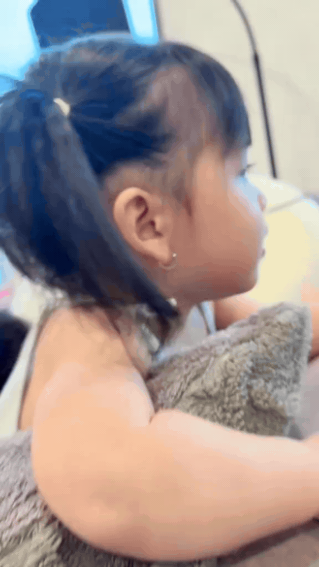 Con g&aacute;i Puka giống ba như đ&uacute;c, dứt kho&aacute;t về phe ba khiến mẹ chỉ biết ngậm ng&ugrave;i - Ảnh 2.