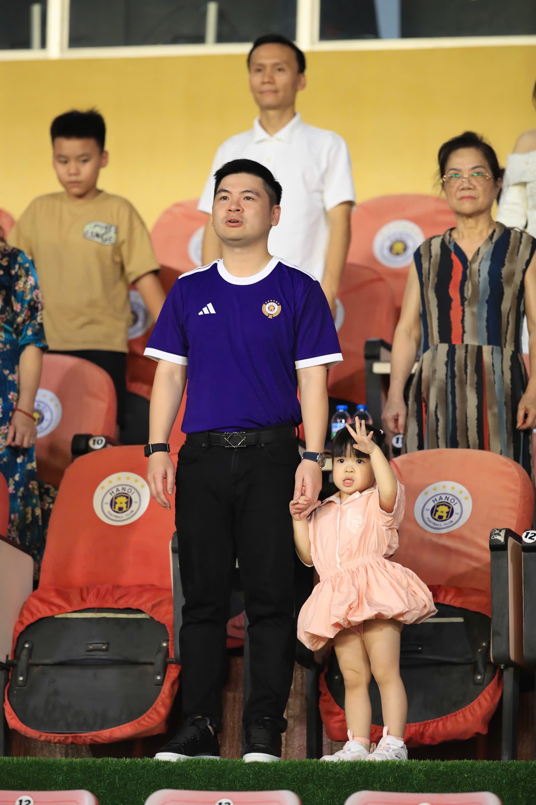 Đỗ Mỹ Linh v&agrave; Đỗ Vinh Quang: Gia đ&igrave;nh ấm &aacute;p thu h&uacute;t sự ch&uacute; &yacute; tại trận đấu 2026 - Ảnh 1.
