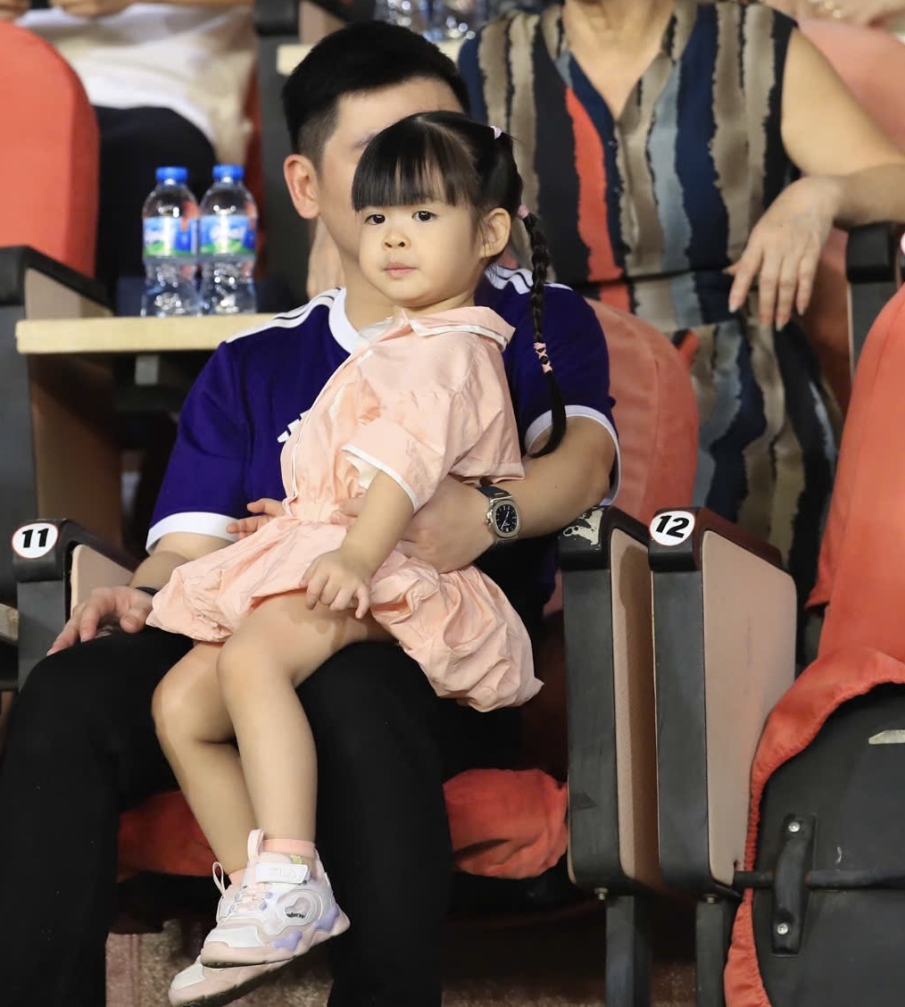 Đỗ Mỹ Linh v&agrave; Đỗ Vinh Quang: Gia đ&igrave;nh ấm &aacute;p thu h&uacute;t sự ch&uacute; &yacute; tại trận đấu 2026 - Ảnh 2.
