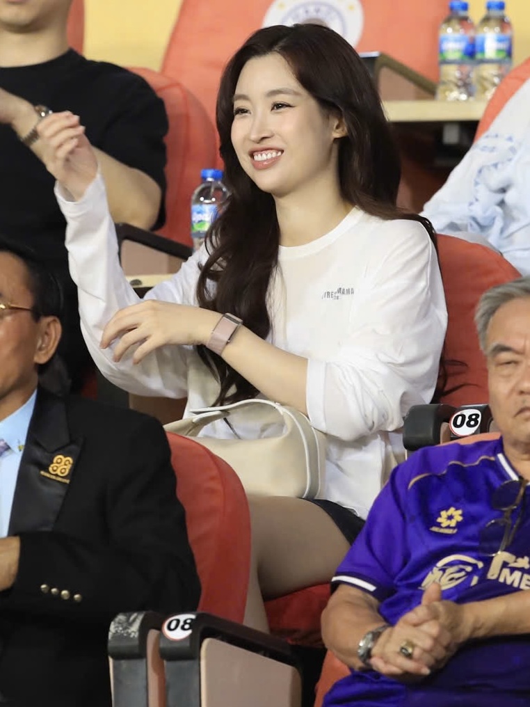 Đỗ Mỹ Linh v&agrave; Đỗ Vinh Quang: Gia đ&igrave;nh ấm &aacute;p thu h&uacute;t sự ch&uacute; &yacute; tại trận đấu 2026 - Ảnh 4.