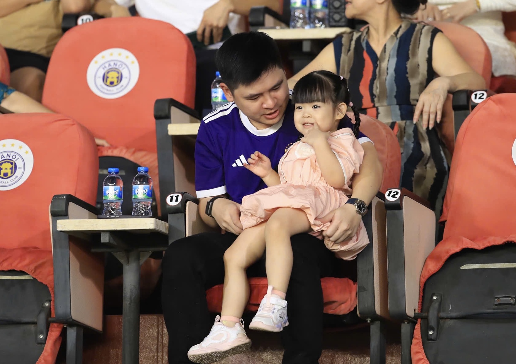 Đỗ Mỹ Linh v&agrave; Đỗ Vinh Quang: Gia đ&igrave;nh ấm &aacute;p thu h&uacute;t sự ch&uacute; &yacute; tại trận đấu 2026 - Ảnh 3.