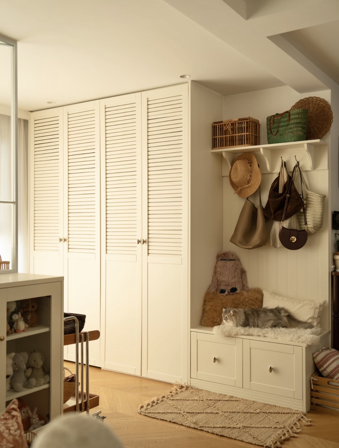 36 tuổi, độc thân và sống một mình trong căn hộ 150m²: Ngôi nhà khiến nhiều người nhận ra ở một mình vẫn có thể rất đủ đầy - Ảnh 3.