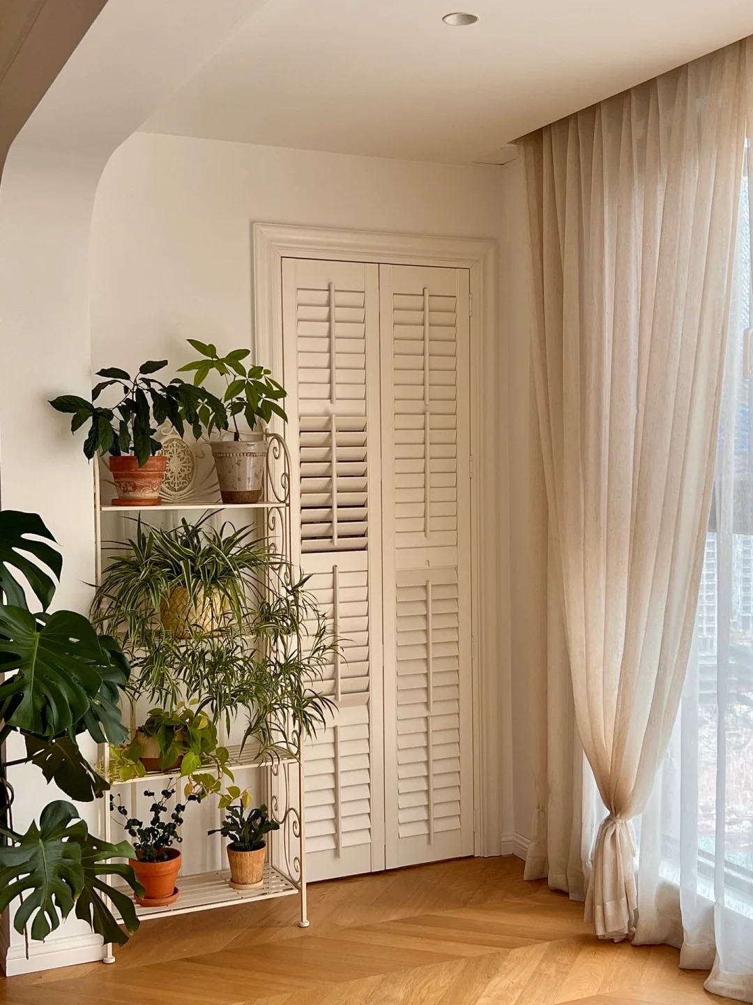36 tuổi, độc thân và sống một mình trong căn hộ 150m²: Ngôi nhà khiến nhiều người nhận ra ở một mình vẫn có thể rất đủ đầy - Ảnh 16.