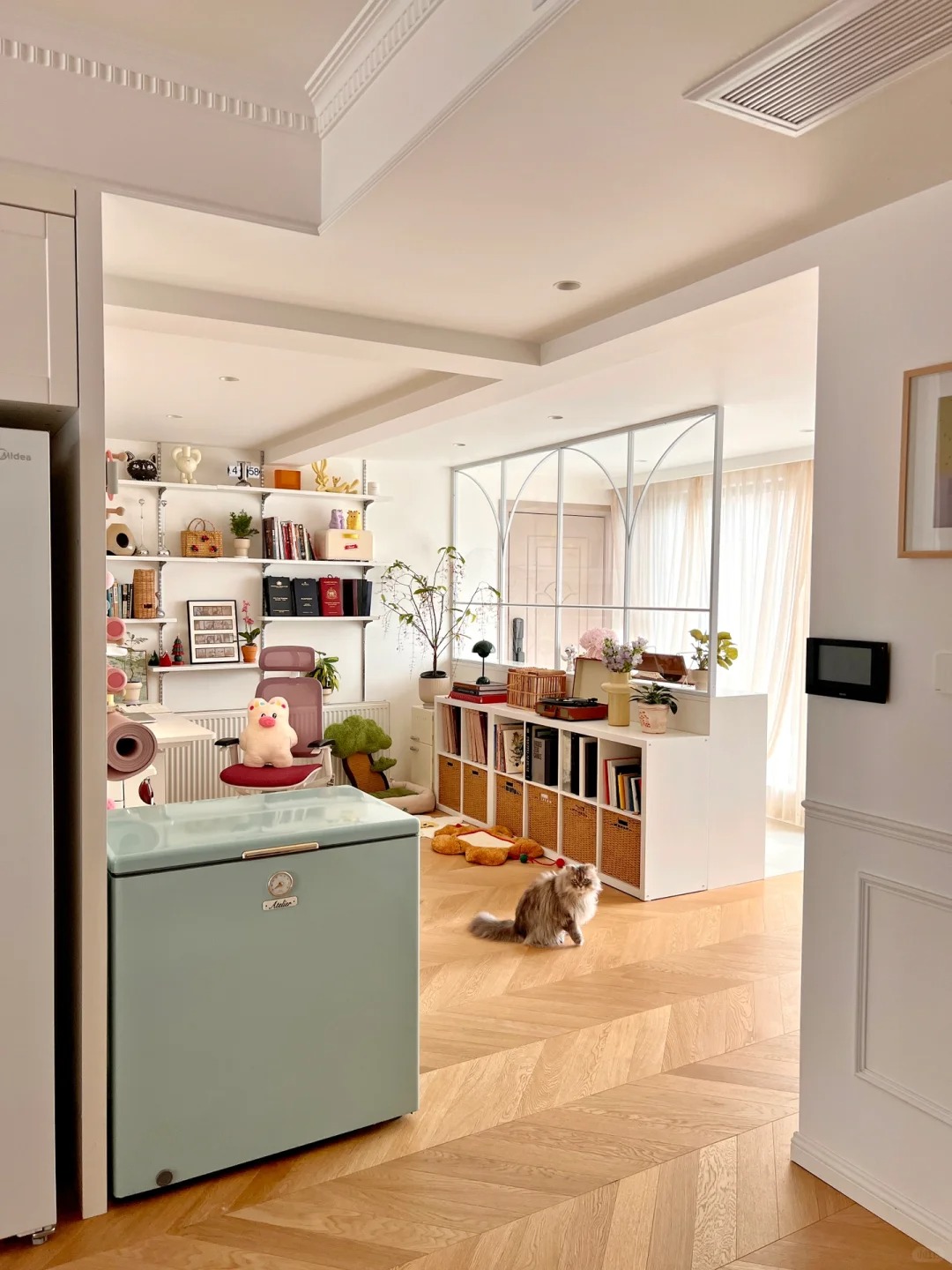36 tuổi, độc thân và sống một mình trong căn hộ 150m²: Ngôi nhà khiến nhiều người nhận ra ở một mình vẫn có thể rất đủ đầy - Ảnh 4.
