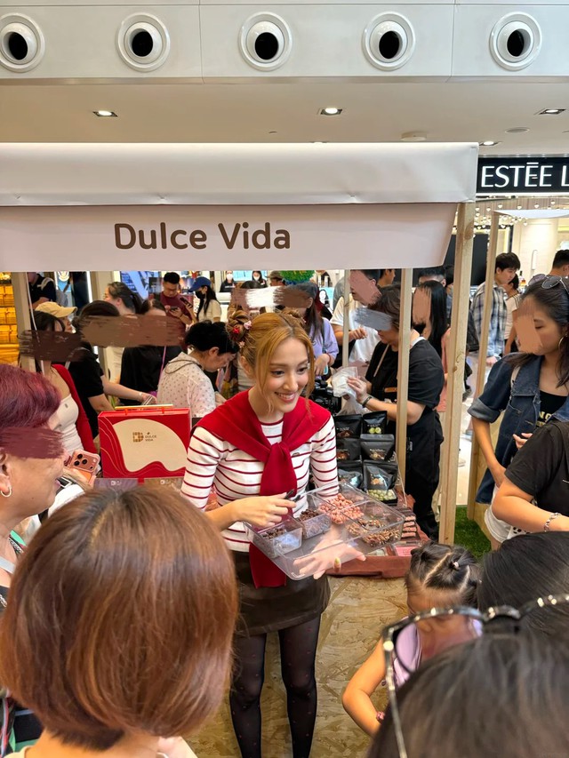 Bắt gặp 1 Chị Đẹp đứng b&aacute;n b&aacute;nh kẹo ở si&ecirc;u thị, kiếm tiền nu&ocirc;i chồng diễn vi&ecirc;n kh&ocirc;ng đ&oacute;ng phim suốt 8 năm qua- Ảnh 2.