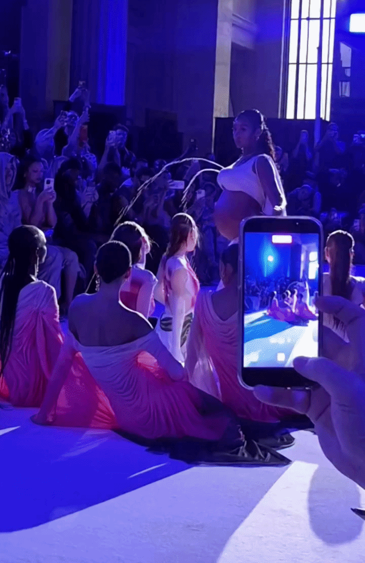 Vedette mang thai g&acirc;y tranh c&atilde;i tại London Fashion Week 2027 - Ảnh 3.