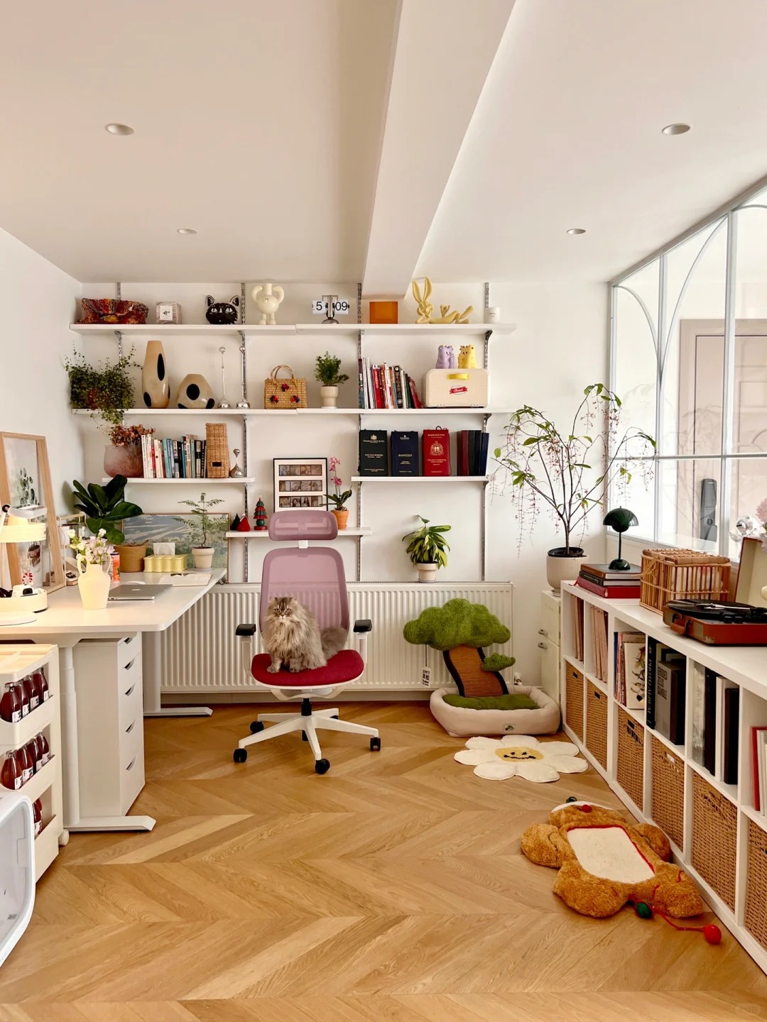 36 tuổi, độc thân và sống một mình trong căn hộ 150m²: Ngôi nhà khiến nhiều người nhận ra ở một mình vẫn có thể rất đủ đầy - Ảnh 7.