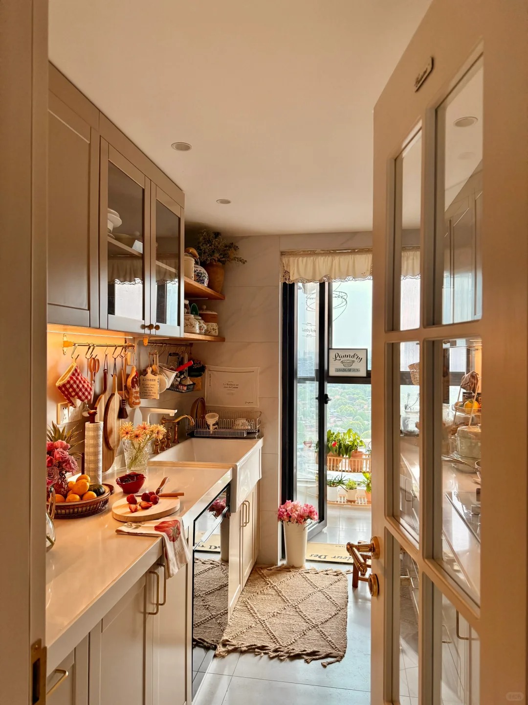36 tuổi, độc thân và sống một mình trong căn hộ 150m²: Ngôi nhà khiến nhiều người nhận ra ở một mình vẫn có thể rất đủ đầy - Ảnh 18.