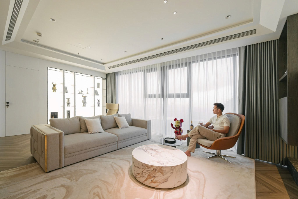 Căn hộ 120m2 hiện đại của Ho&agrave;ng Đức tại H&agrave; Nội với view s&acirc;n vận động Mỹ Đ&igrave;nh - Ảnh 4.