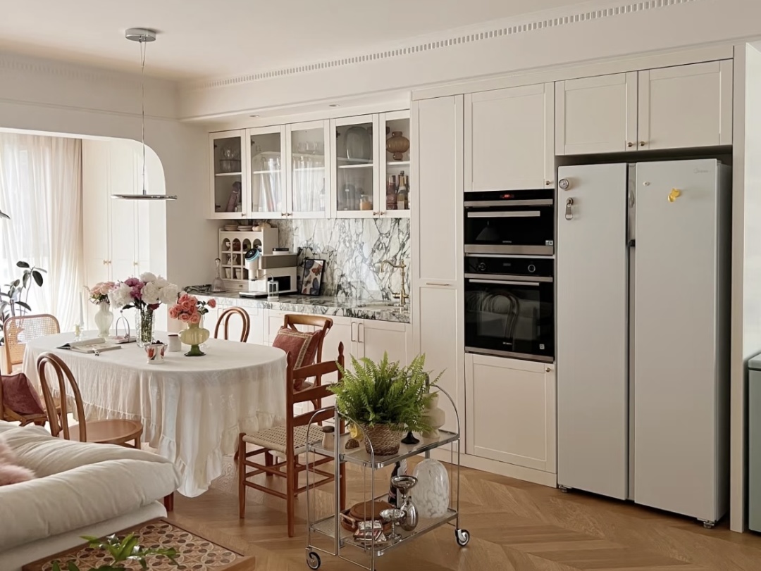 36 tuổi, độc thân và sống một mình trong căn hộ 150m²: Ngôi nhà khiến nhiều người nhận ra ở một mình vẫn có thể rất đủ đầy - Ảnh 9.