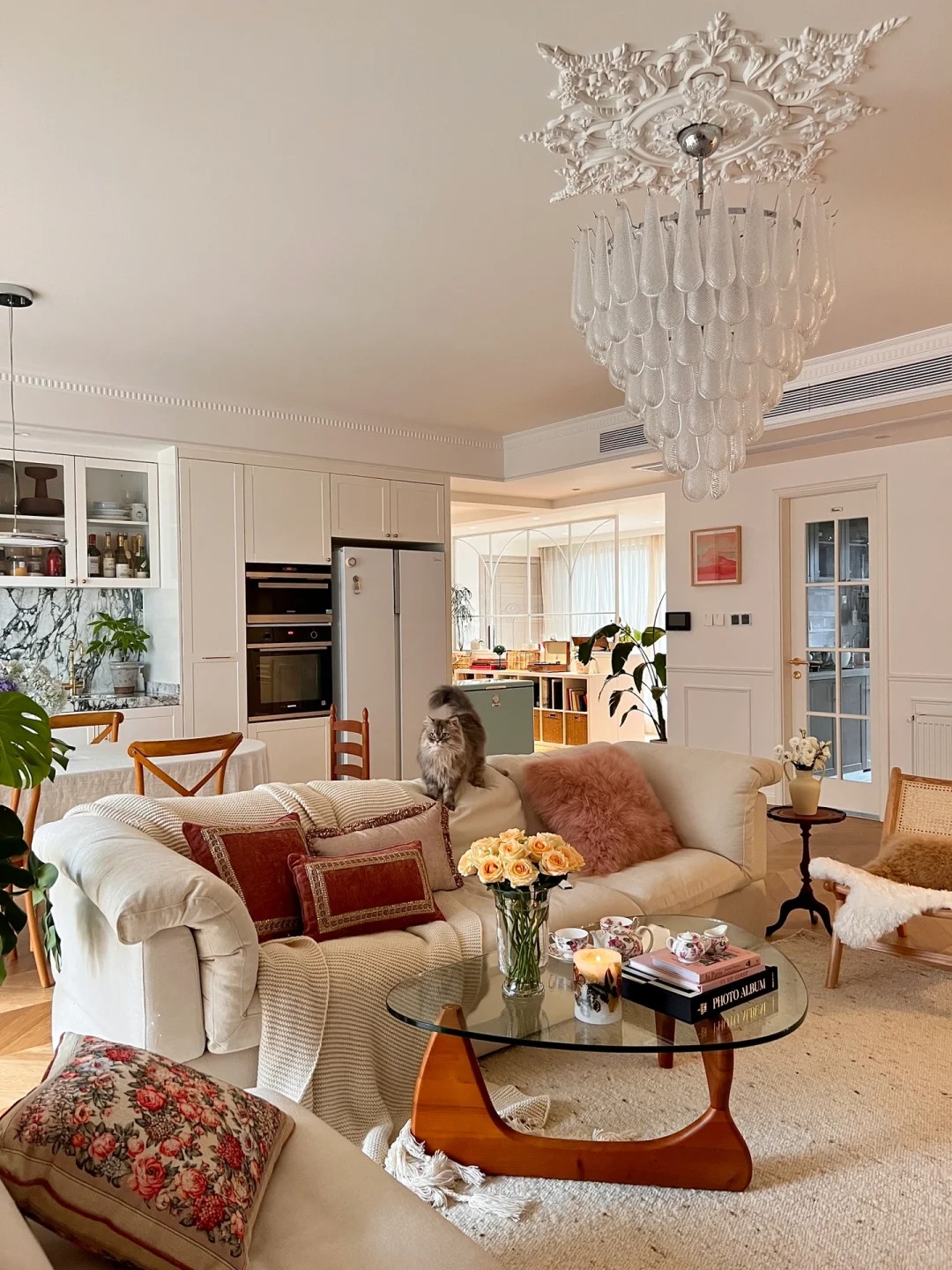 36 tuổi, độc thân và sống một mình trong căn hộ 150m²: Ngôi nhà khiến nhiều người nhận ra ở một mình vẫn có thể rất đủ đầy - Ảnh 8.