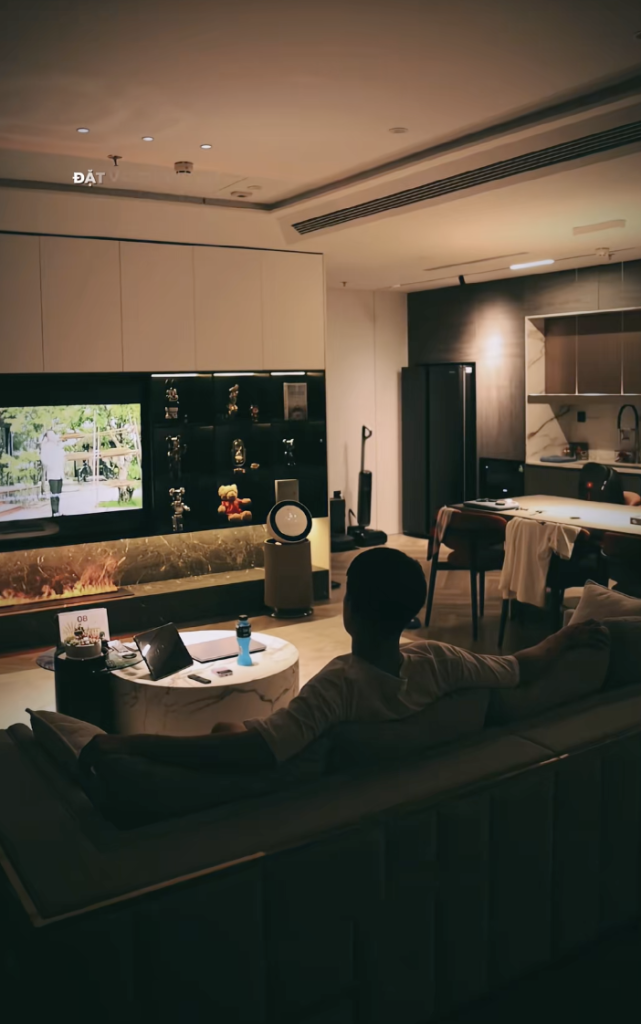 Căn hộ 120m2 hiện đại của Ho&agrave;ng Đức tại H&agrave; Nội với view s&acirc;n vận động Mỹ Đ&igrave;nh - Ảnh 1.