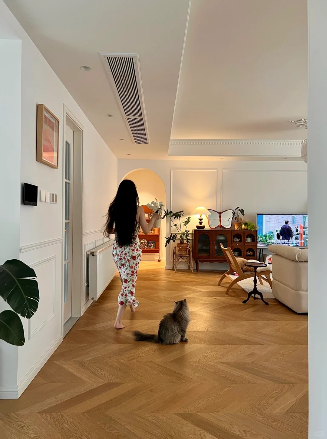 36 tuổi, độc thân và sống một mình trong căn hộ 150m²: Ngôi nhà khiến nhiều người nhận ra ở một mình vẫn có thể rất đủ đầy - Ảnh 1.