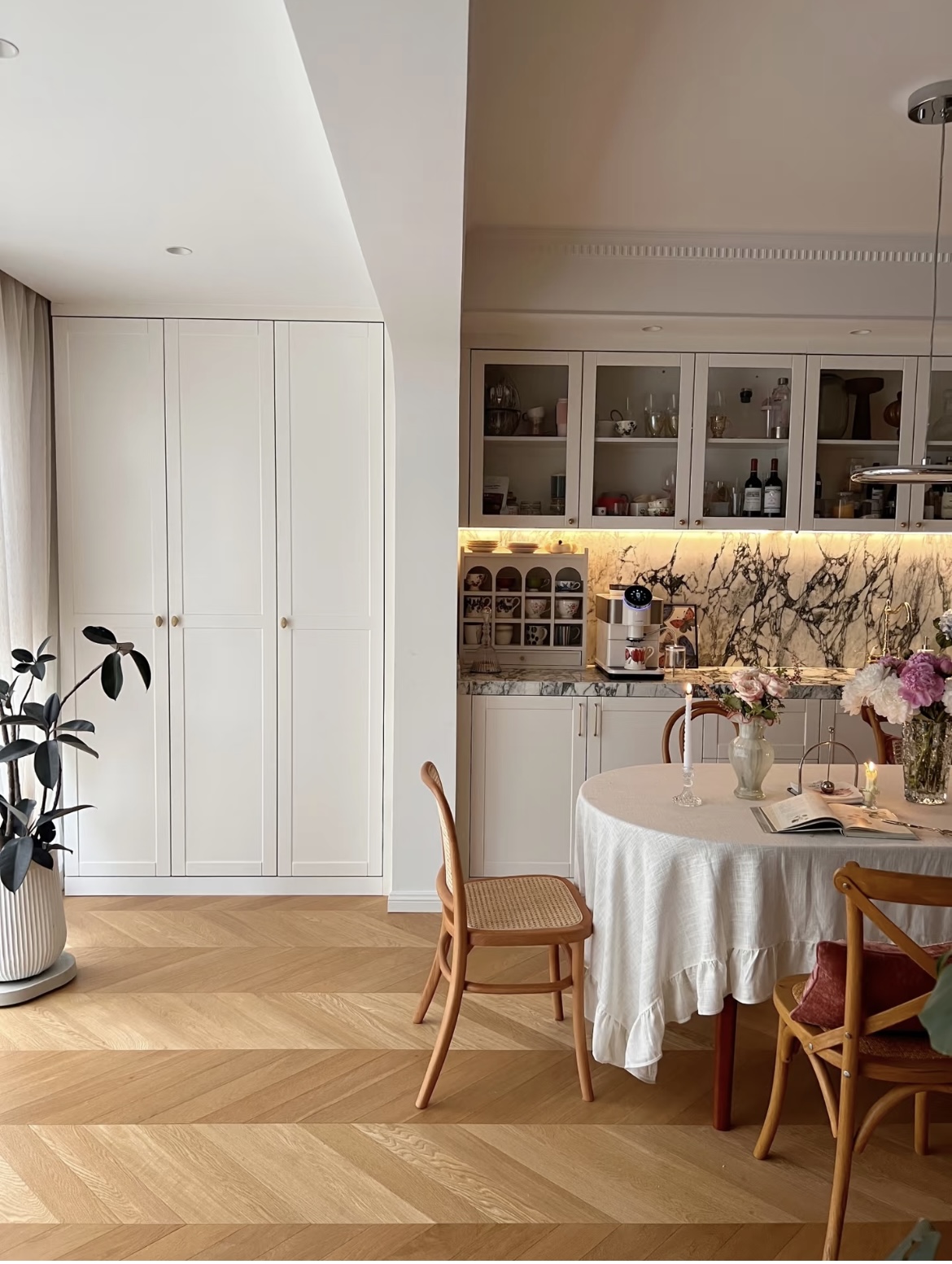 36 tuổi, độc thân và sống một mình trong căn hộ 150m²: Ngôi nhà khiến nhiều người nhận ra ở một mình vẫn có thể rất đủ đầy - Ảnh 14.