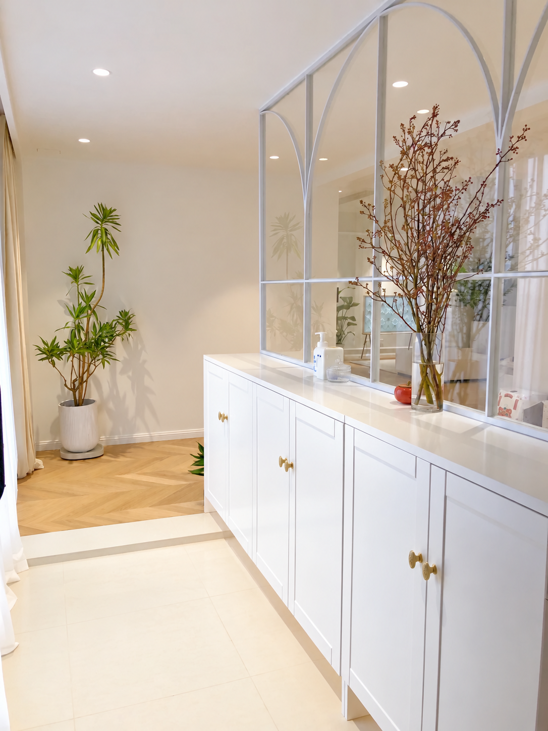 36 tuổi, độc thân và sống một mình trong căn hộ 150m²: Ngôi nhà khiến nhiều người nhận ra ở một mình vẫn có thể rất đủ đầy - Ảnh 2.
