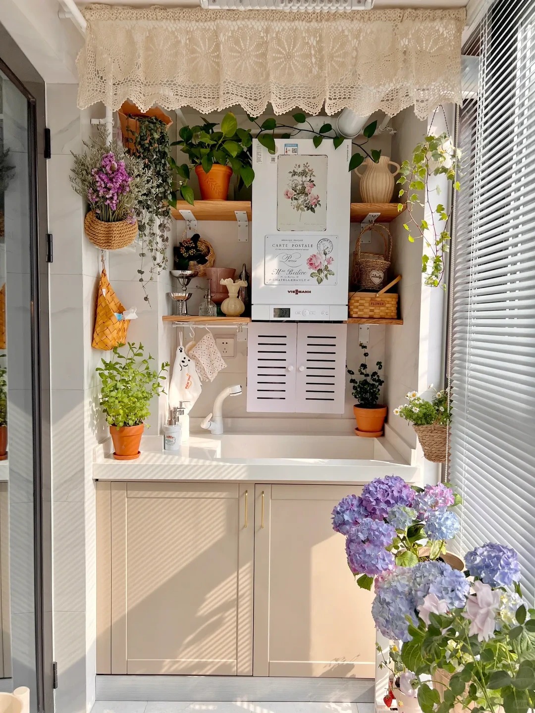 36 tuổi, độc thân và sống một mình trong căn hộ 150m²: Ngôi nhà khiến nhiều người nhận ra ở một mình vẫn có thể rất đủ đầy - Ảnh 25.