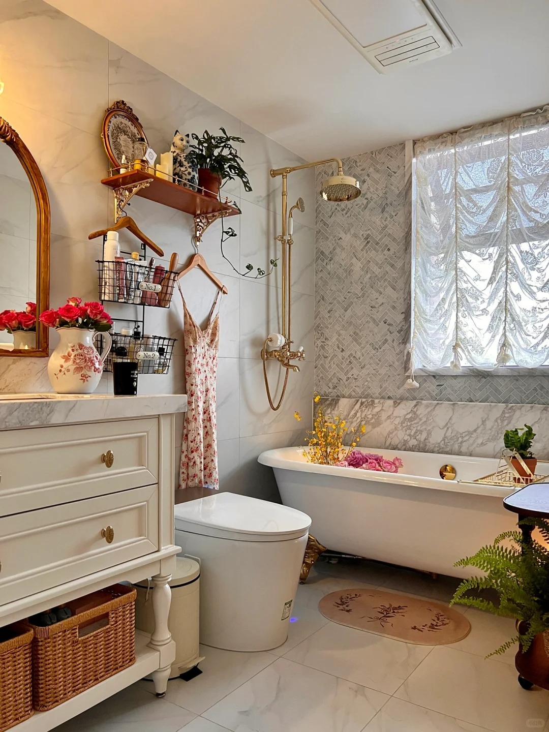36 tuổi, độc thân và sống một mình trong căn hộ 150m²: Ngôi nhà khiến nhiều người nhận ra ở một mình vẫn có thể rất đủ đầy - Ảnh 23.
