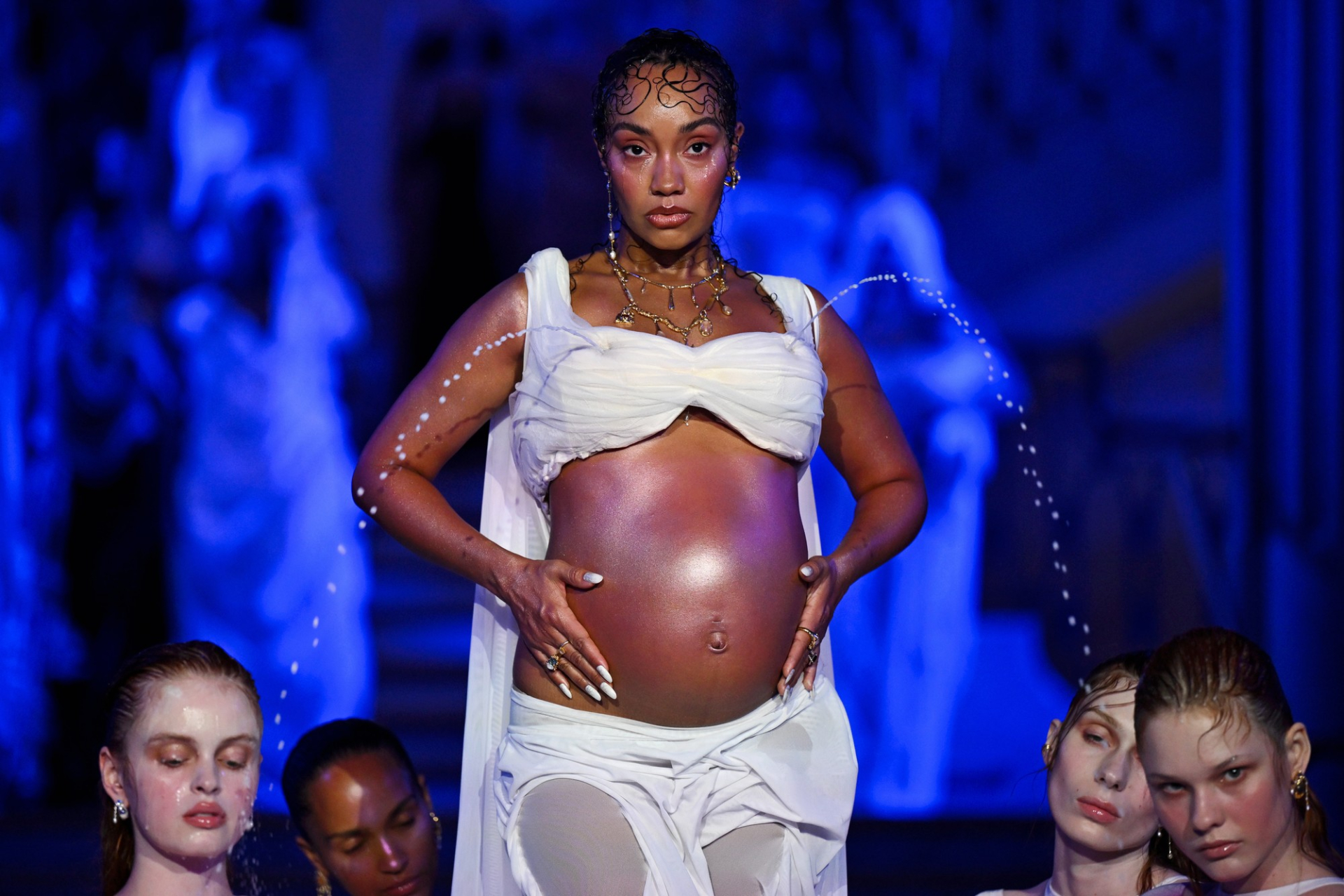 Vedette mang thai g&acirc;y tranh c&atilde;i tại London Fashion Week 2027 - Ảnh 2.