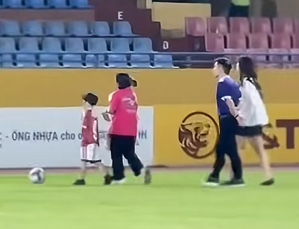 Đỗ Mỹ Linh l&agrave;m thủ m&ocirc;n bất ngờ tr&ecirc;n s&acirc;n H&agrave;ng Đẫy Trong trận đấu đ&aacute;ng nhớ - Ảnh 5.