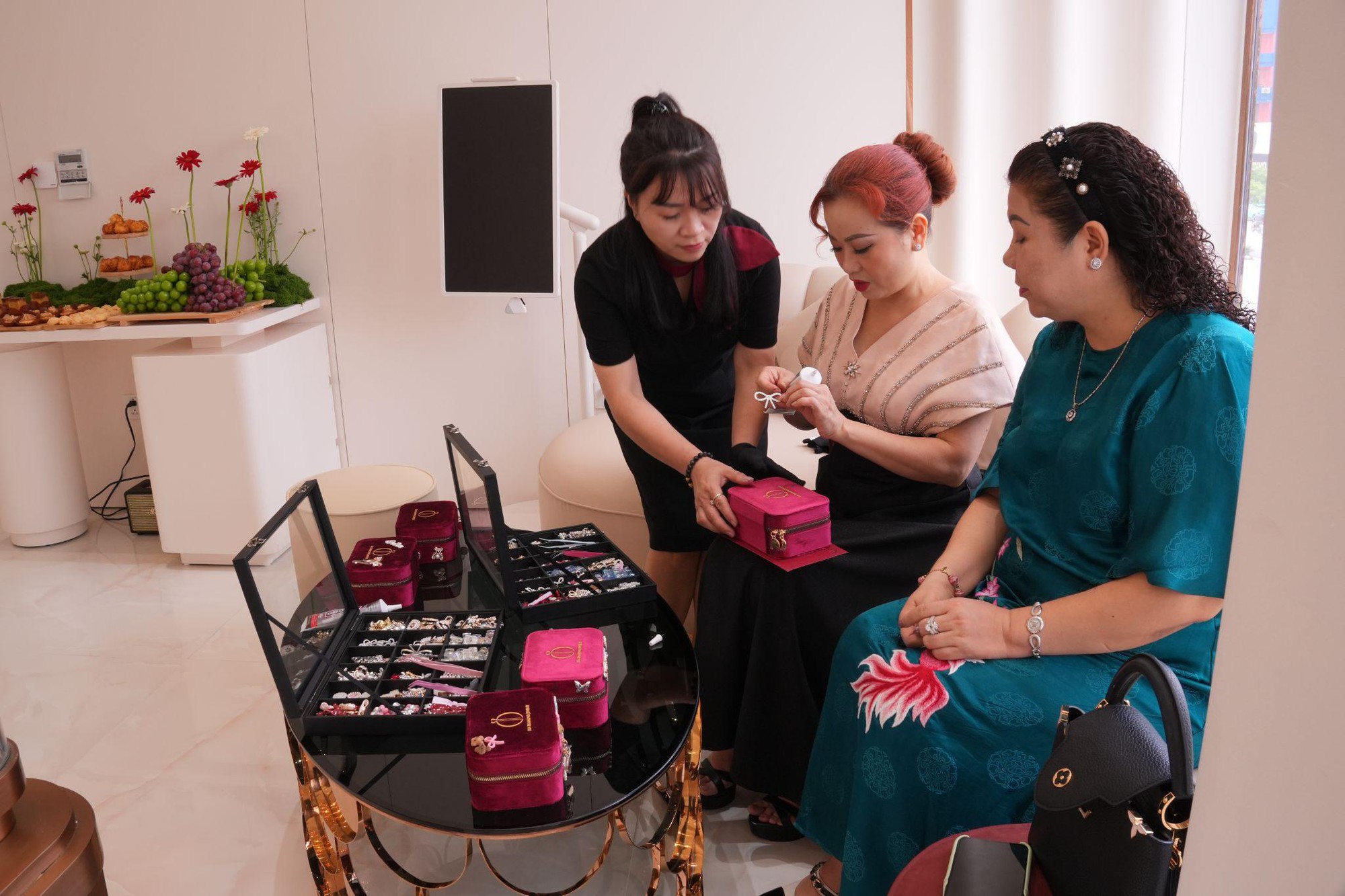 Founder DIA Diamond Jewelry: Kim cương kh&ocirc;ng n&ecirc;n chỉ d&agrave;nh cho ng&agrave;y cưới - Ảnh 4.