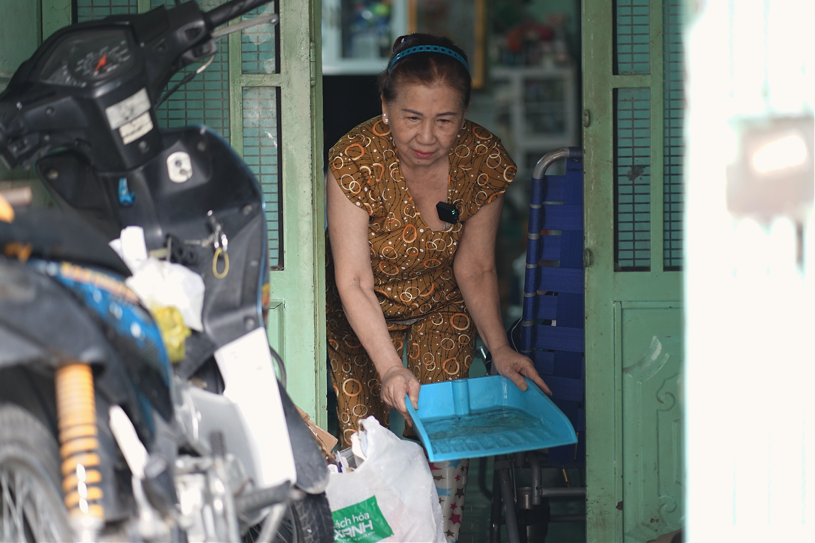 T&igrave;nh trạng ngập lụt tại tp . Hcm: Người d&acirc;n Hiệp B&igrave;nh thức trắng đ&ecirc;m t&aacute;t nước - Ảnh 6.