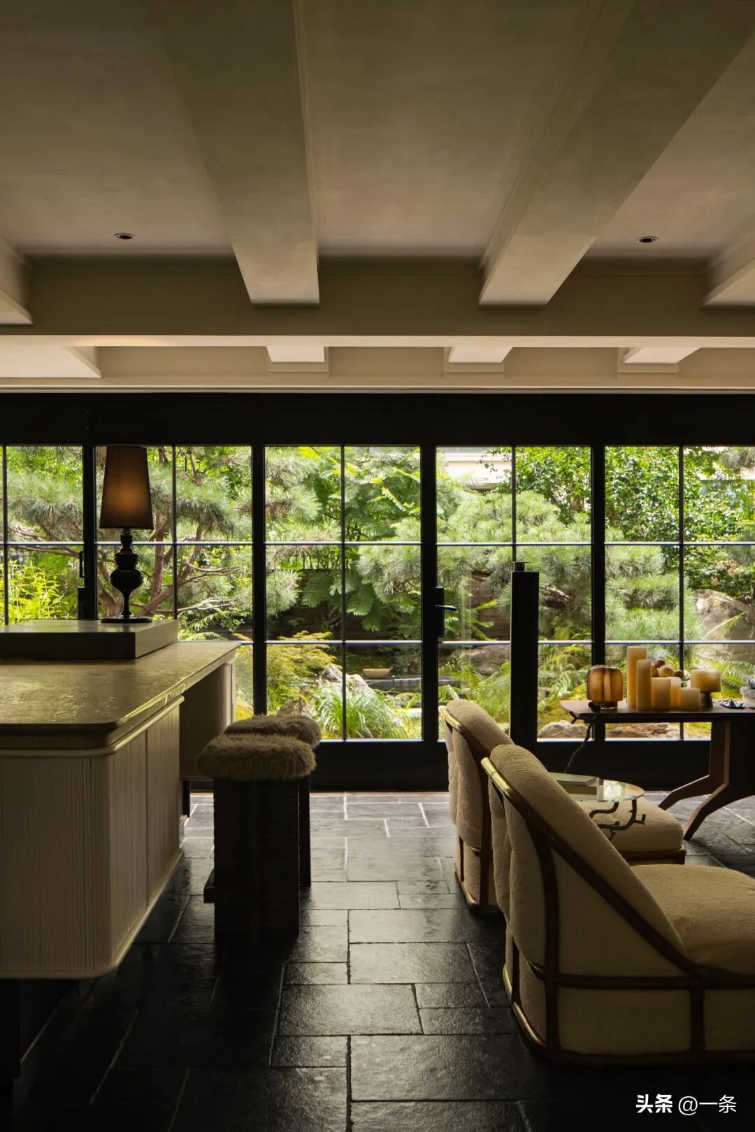 Sau khi gi&aacute; nh&agrave; giảm mạnh, cặp vợ chồng quyết định kh&ocirc;ng b&aacute;n nữa: Họ biến căn nh&agrave; 300m&sup2; th&agrave;nh &ldquo;bước đệm&rdquo; cho tuổi 40 - Ảnh 2.