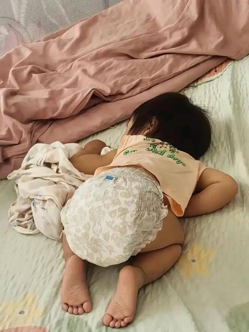 7 điều bố mẹ cần kiểm tra nếu bé ngủ cứ lăn qua lăn lại- Ảnh 2.