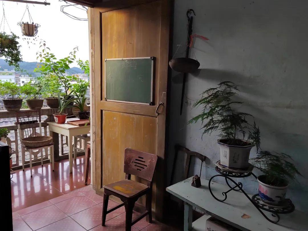 Người phụ nữ 60 tuổi sống một m&igrave;nh trong căn nh&agrave; hơn 40 năm: Bước v&agrave;o b&ecirc;n trong mới hiểu v&igrave; sao b&agrave; kh&ocirc;ng muốn sửa sang - Ảnh 1.