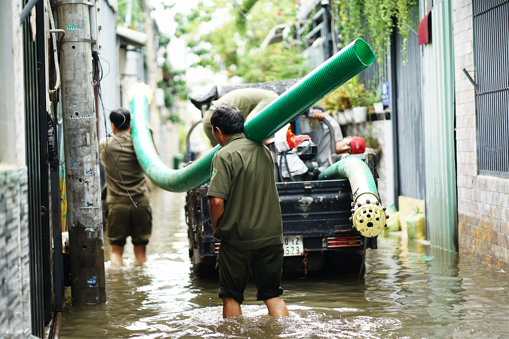 T&igrave;nh trạng ngập lụt tại tp . Hcm: Người d&acirc;n Hiệp B&igrave;nh thức trắng đ&ecirc;m t&aacute;t nước - Ảnh 8.