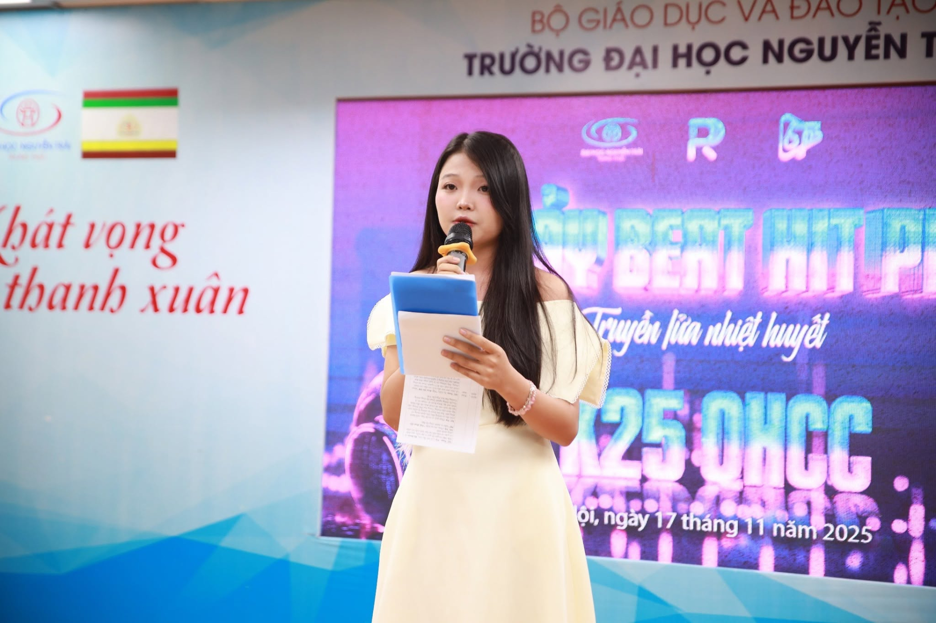 Ho&agrave;ng Yến Nhi gặp sự cố bất ngờ với banner khi dẫn chương tr&igrave;nh tại H&agrave; Nội - Ảnh 2.